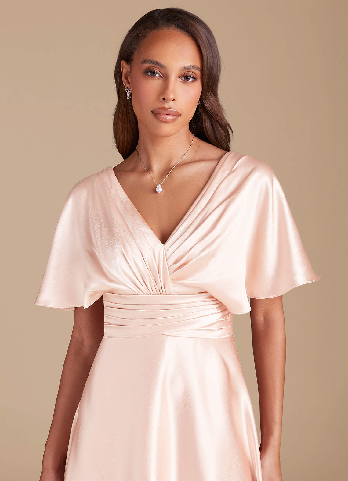 Azazie Pamela Vestidos de damas de honor Vestido de Oro Rosa de Satén Metálico de Corte en A con Plisado image1