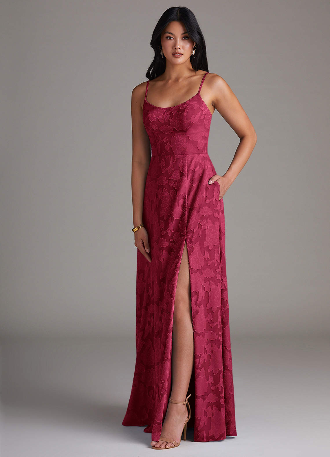 Azazie Moira Vestidos de madrinha de casamento Vestido Borgonha de Esgotamento Floral de Linha A com Racha Lateral image2