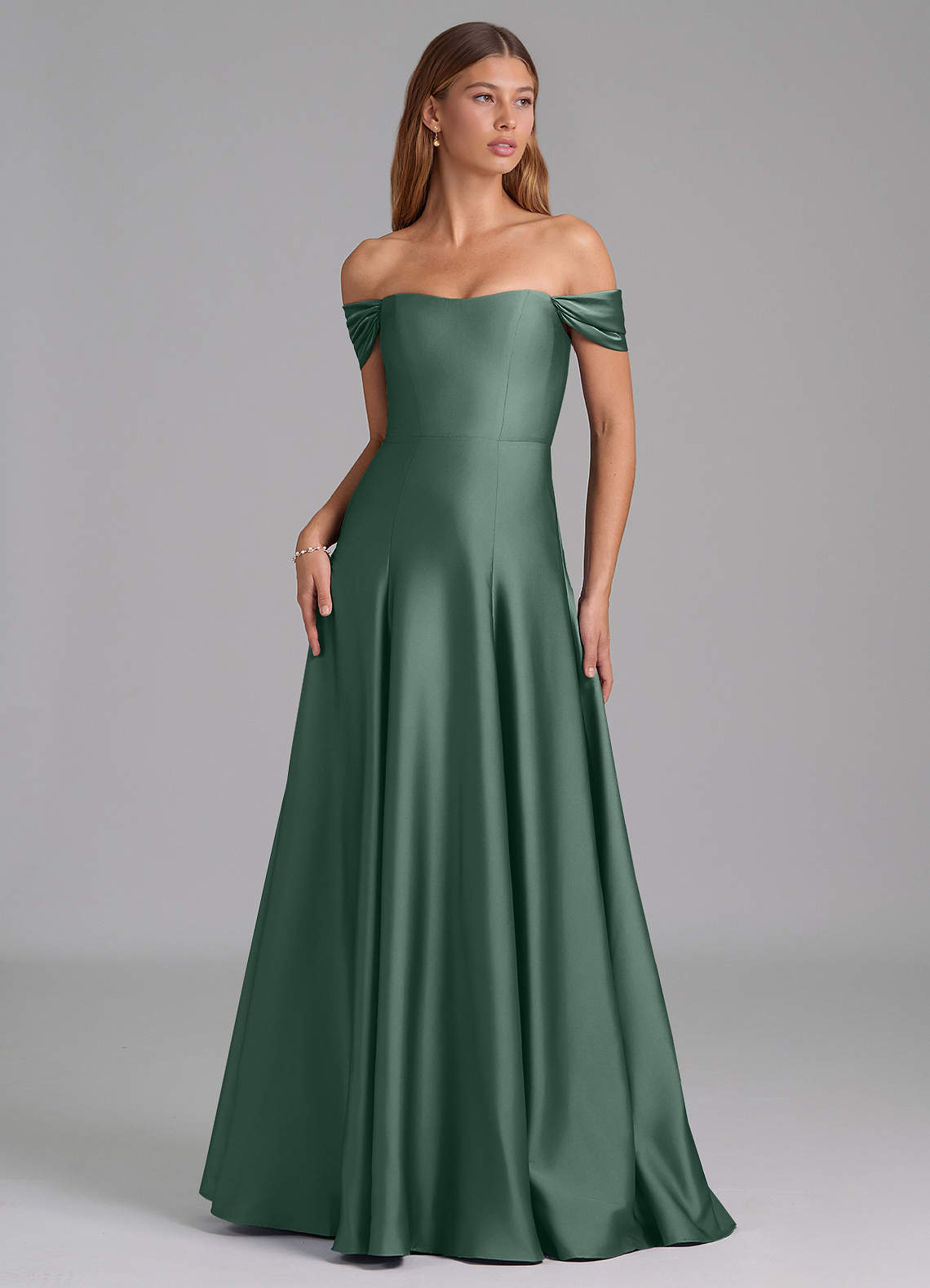 Azazie Seriana Robes de demoiselle d'honneur Robe Trapèze Convertible en Satin extensible Épaule décolletée Eucalyptus image1