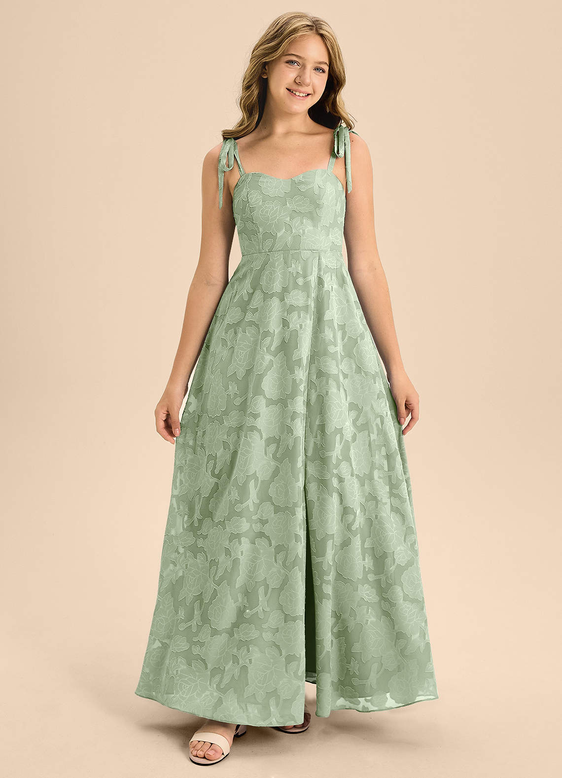 Azazie Rosey Junior Vestido de Salvia Polvorienta de Devorado Floral de Corte En A con Escote de Corazón image3