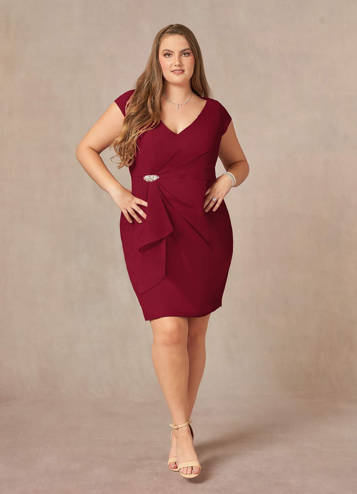 Azazie Nola Mère de la mariée Robes Robe Fourreau en Mousseline de soie Col en V Plissé Bourgogne image1