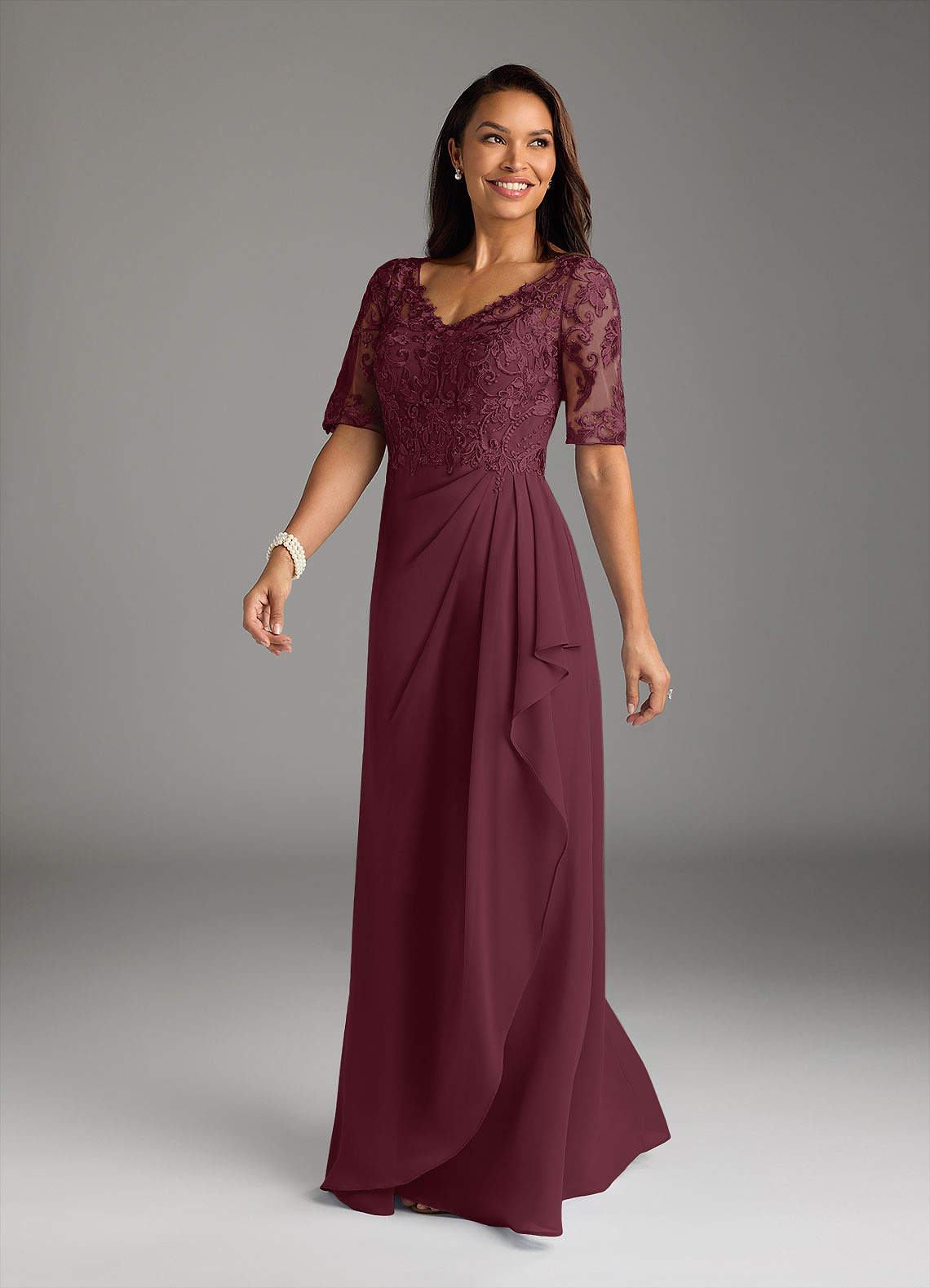 Azazie Amedeus vestidos de madre de la novia Vestido de Cabernet de Gasa de Corte En A con Encaje cuello pico image1
