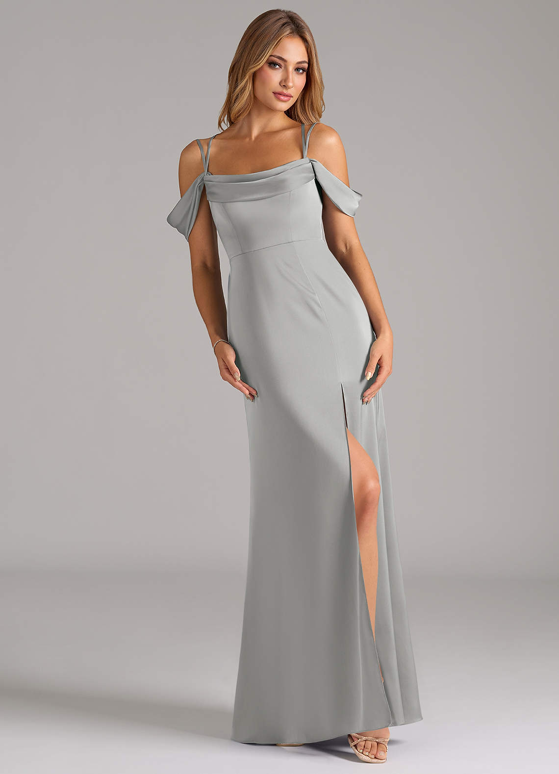 Azazie Callan Robes de demoiselle d'honneur Robe Trapèze Convertible en Satin extensible Plissée Argent image1