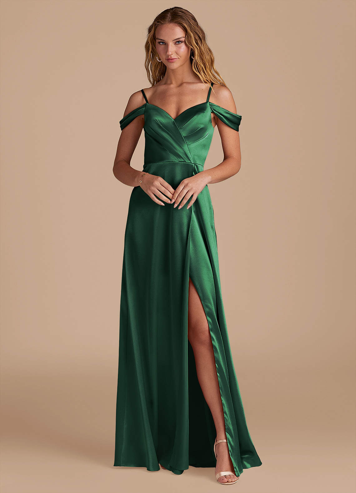 Azazie Ocean Jurken voor bruidsmeisjes Jurk van Metaalachtig Satijn met A-Lijn Off the Shoulder Donkergroen image1
