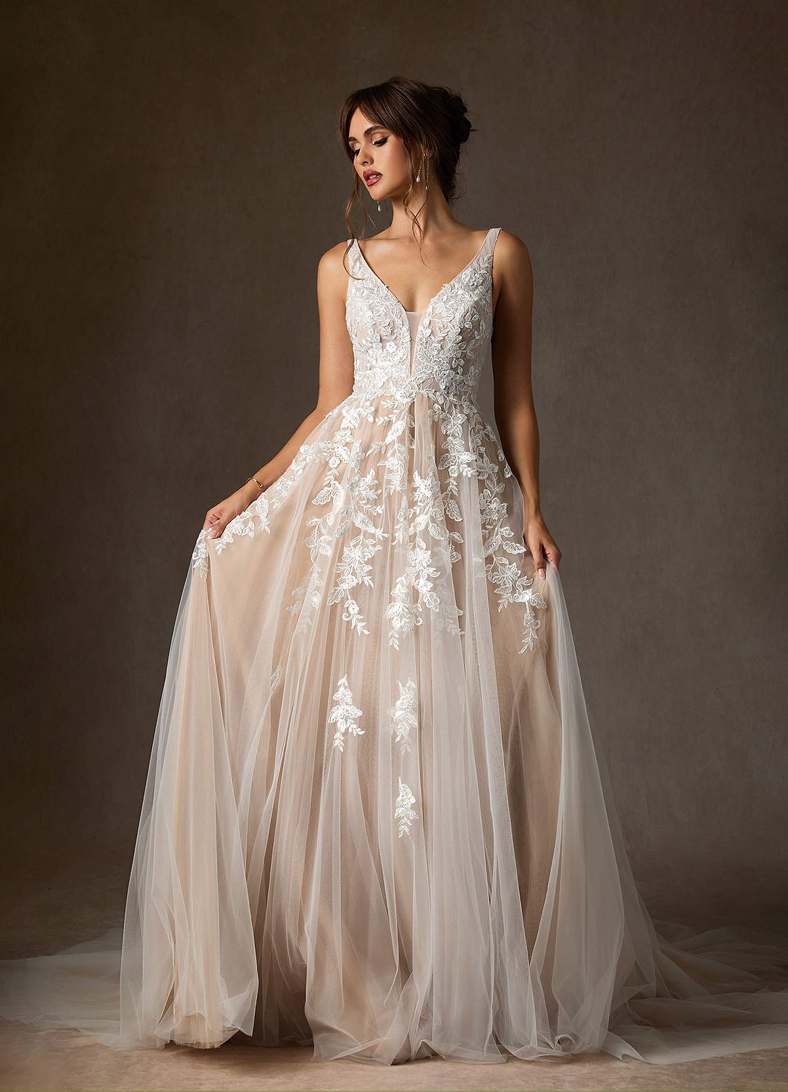 Azazie Sorella A라인 얇실버 명주 그물 채플 트레인 드레스 | Azazie, image size:1140x1578