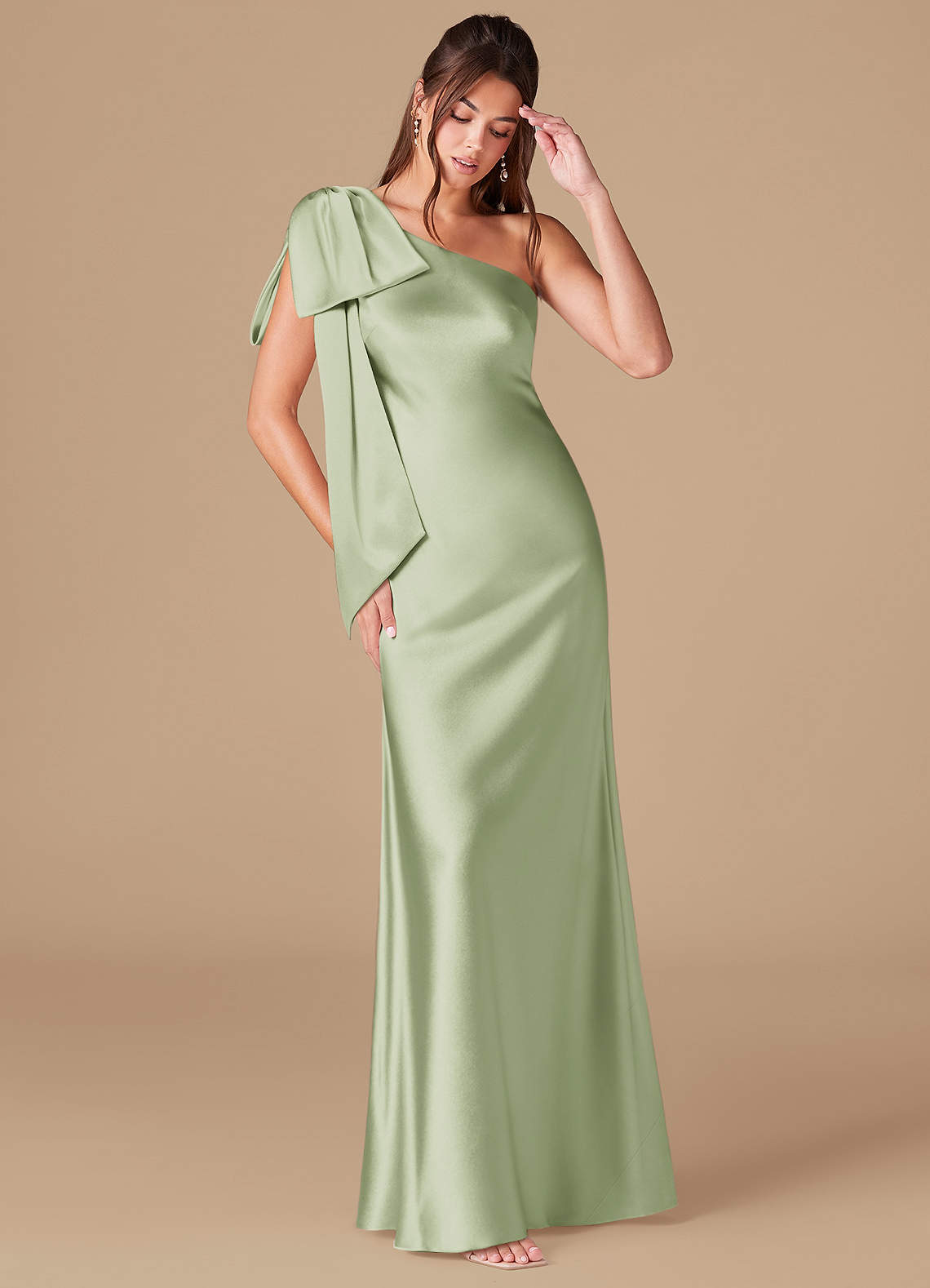 Azazie Capri Robes de demoiselle d'honneur Robe Fourreau en Satiné métallisé Ue épaule Vert Sauge image1