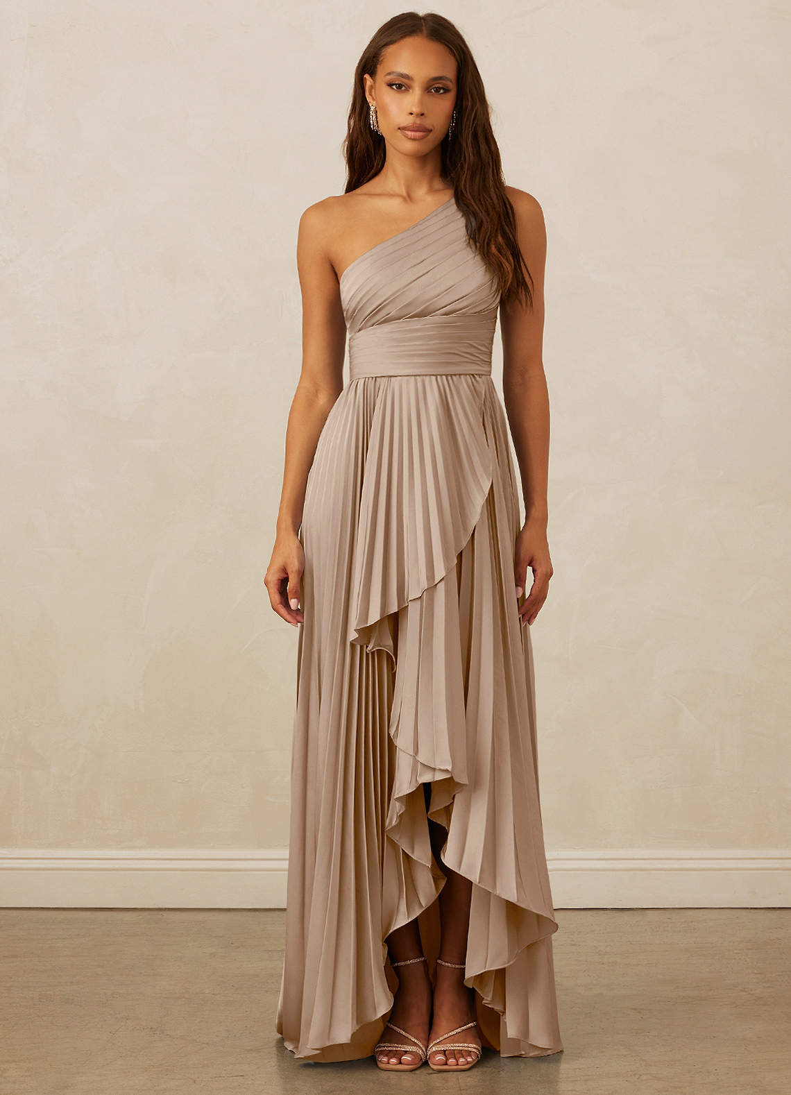 Christian Siriano Bridal for Azazie 1008 Robes de demoiselle d'honneur Robe Trapèze en Satin extensible Ue épaule Taupe image1
