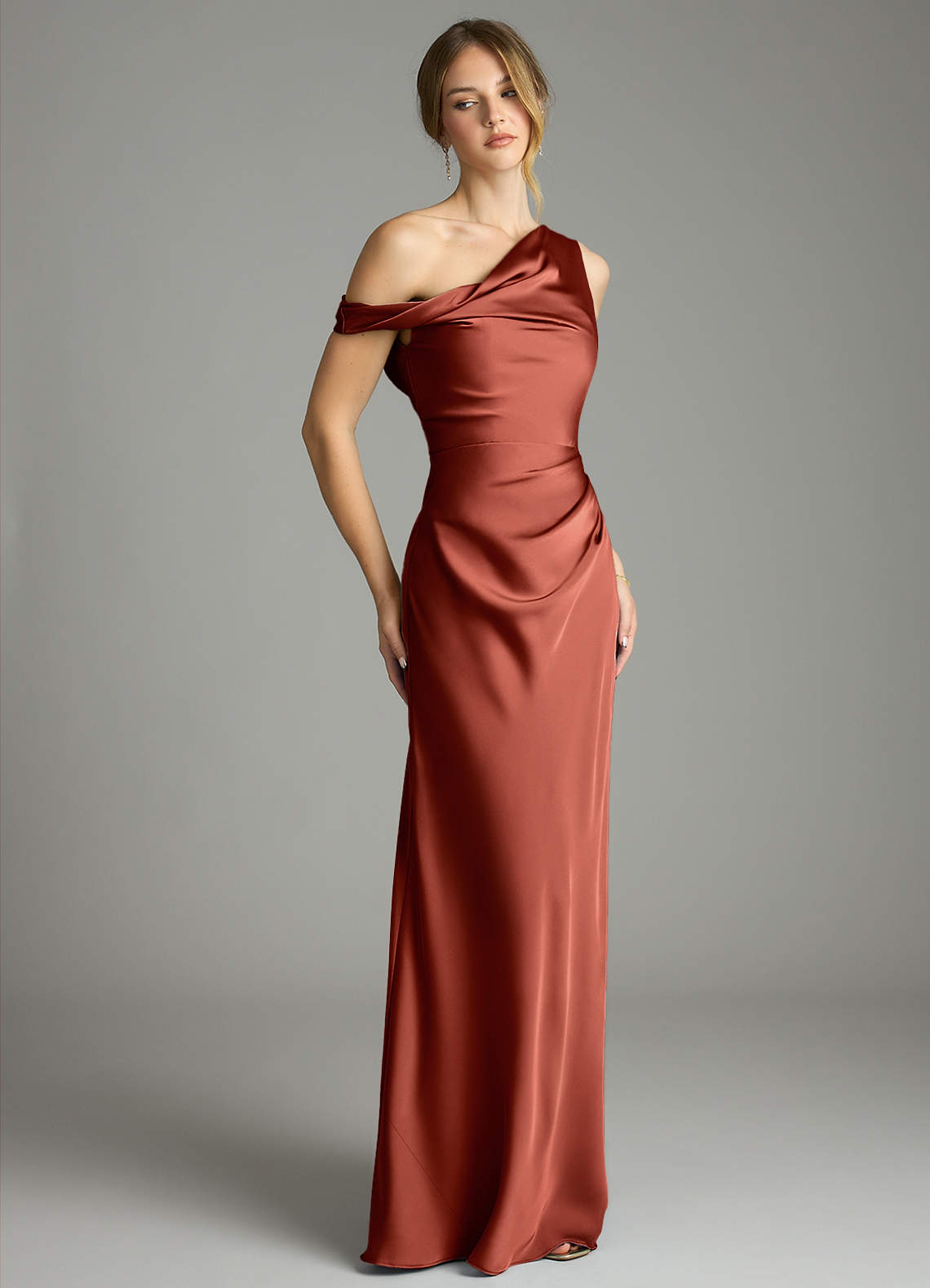 Azazie Emerson Robes de demoiselle d'honneur Robe Sirène en Satin extensible Épaule décolletée Terracotta image4