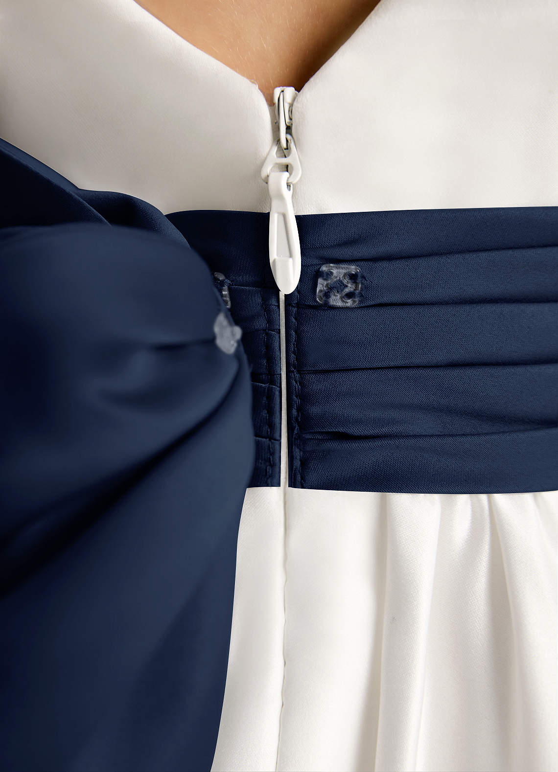 Azazie Sosie Vestidos de florista Vestido Marfim Marinho Escuro de Cetim fosco de Linha A com Plissado image5