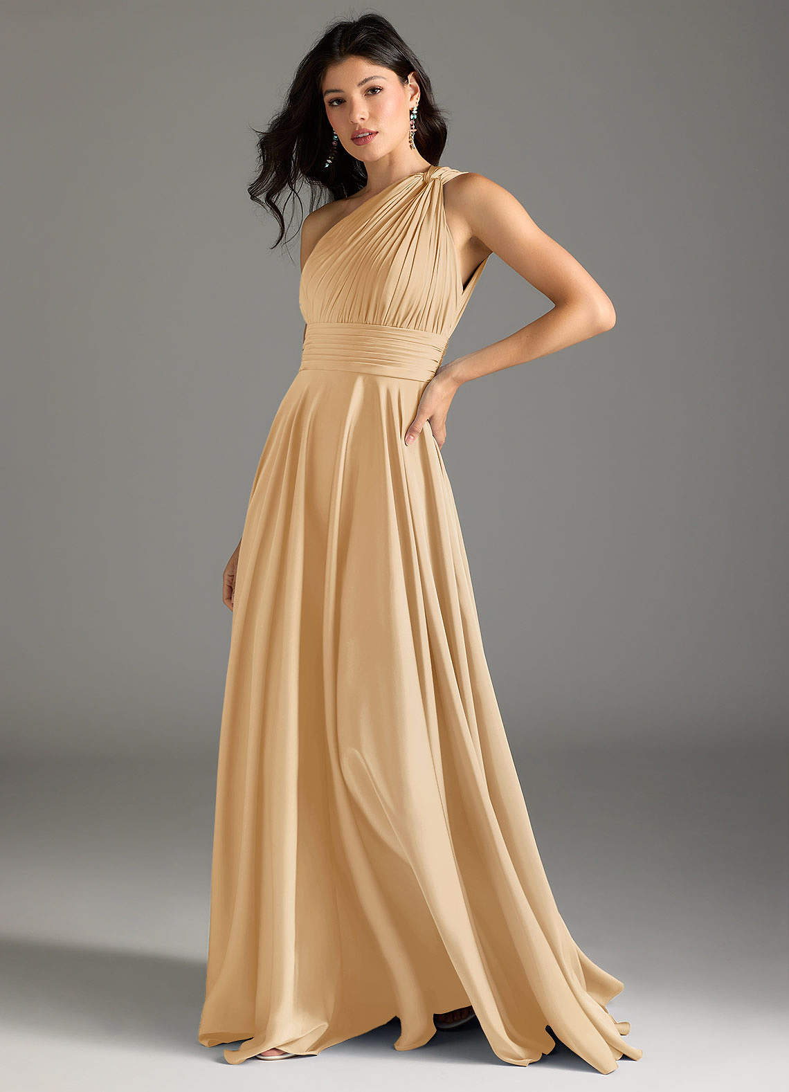 Azazie Charlize Robes de demoiselle d'honneur Robe Trapèze en Satin extensible Une épaule Or image3