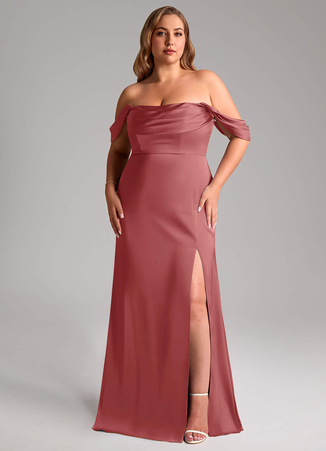 Azazie Saige Robes de demoiselle d'honneur Robe Fourreau en Satin extensible Épaule décolletée Antique Rose image1