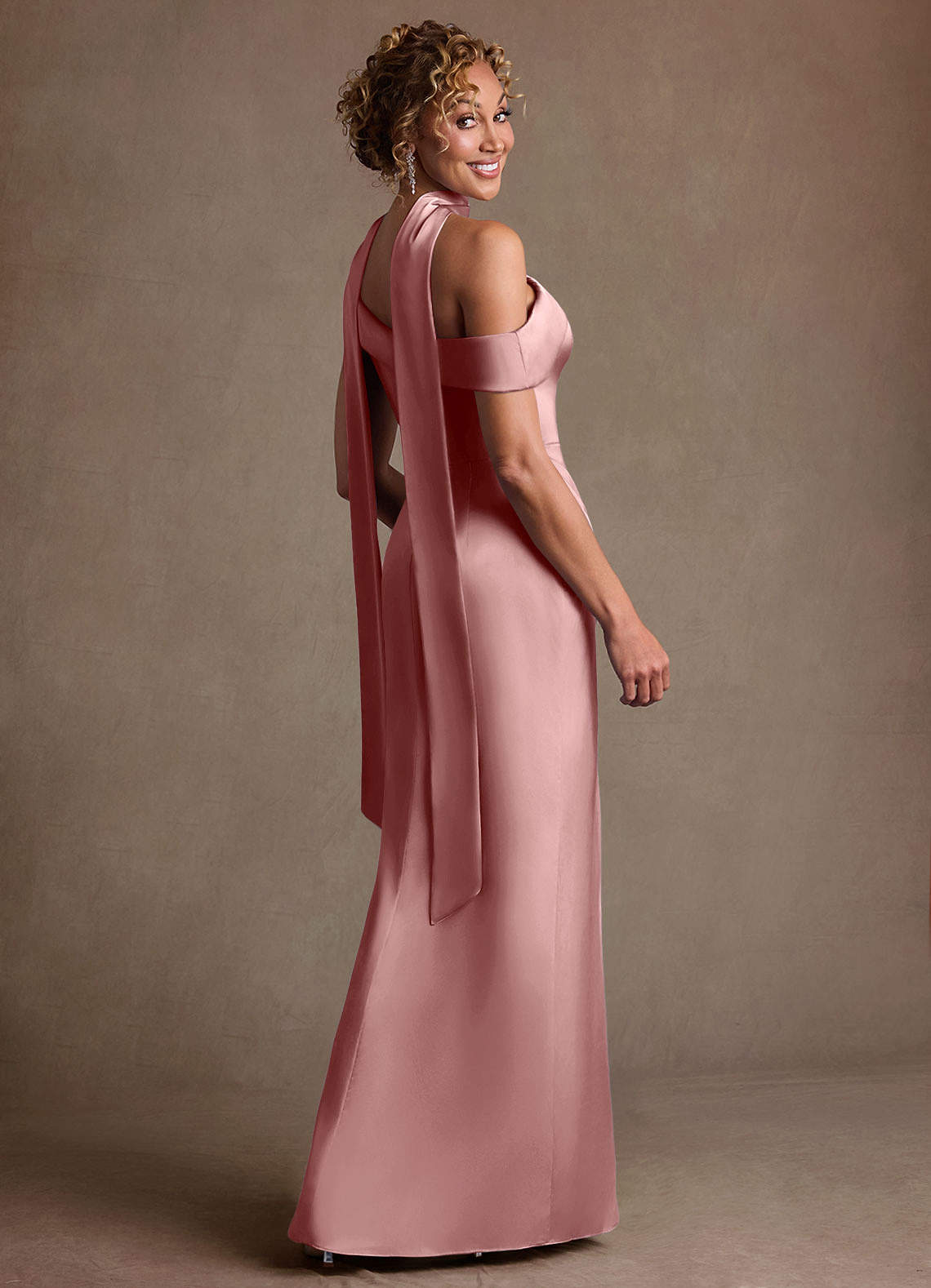 Azazie Kamala Vestidos para mãe da noiva Vestido Rosa Empoeirada de Cetim elástico de Bainha com Um ombro image4