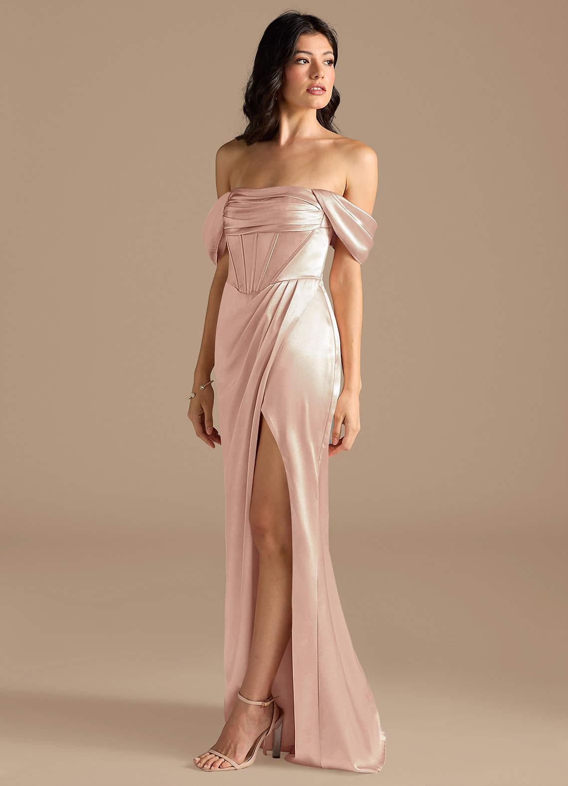 Azazie Lynden Vente Finale Robe Fourreau Convertible en Satiné métallisé Épaule décolletée Auburn image6