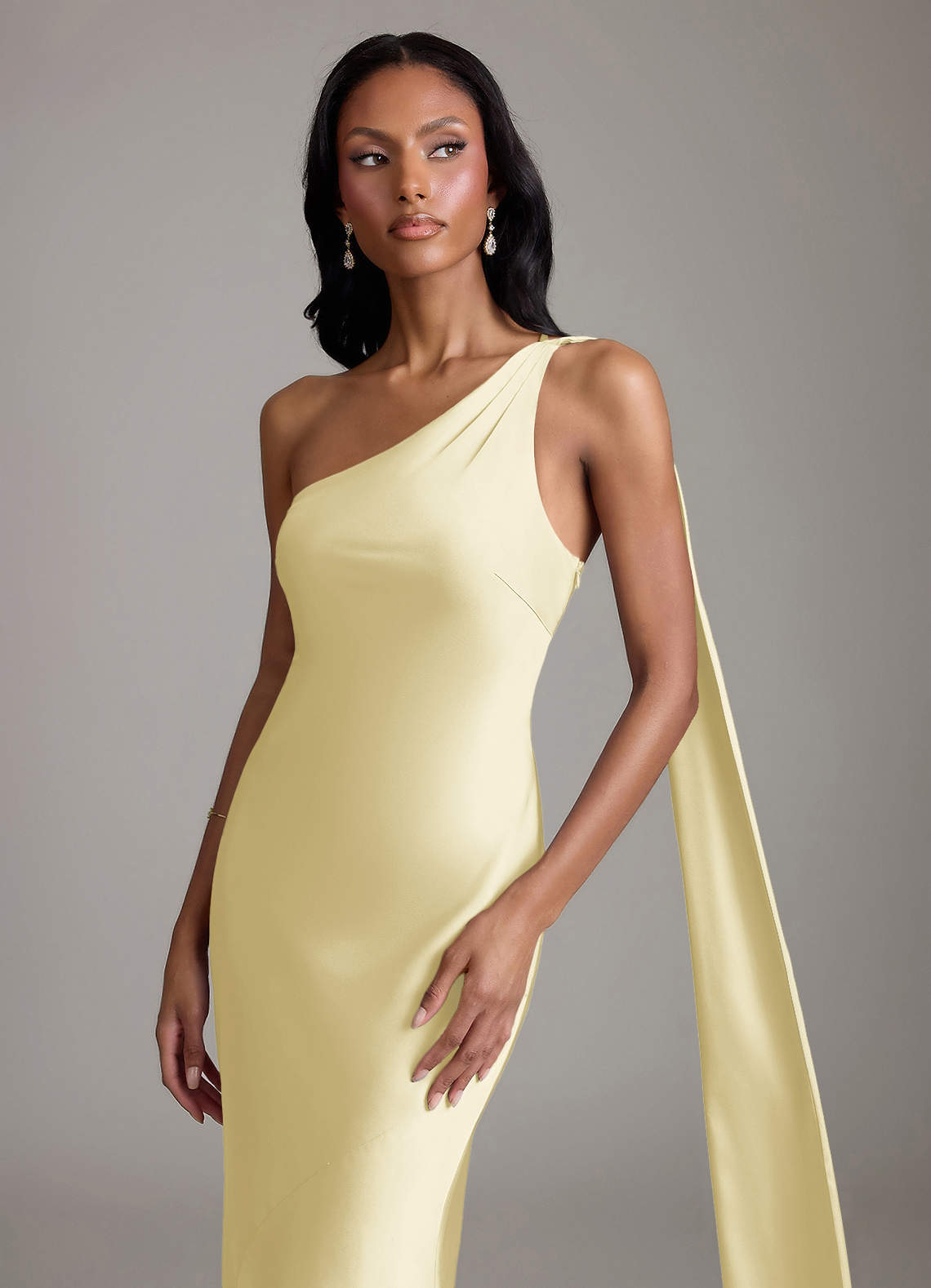 Azazie Juniper Vestidos de damas de honor Vestido de Sorbete De Limón de Satén Elástico de Corte Sirena con Hombro unilateral image2