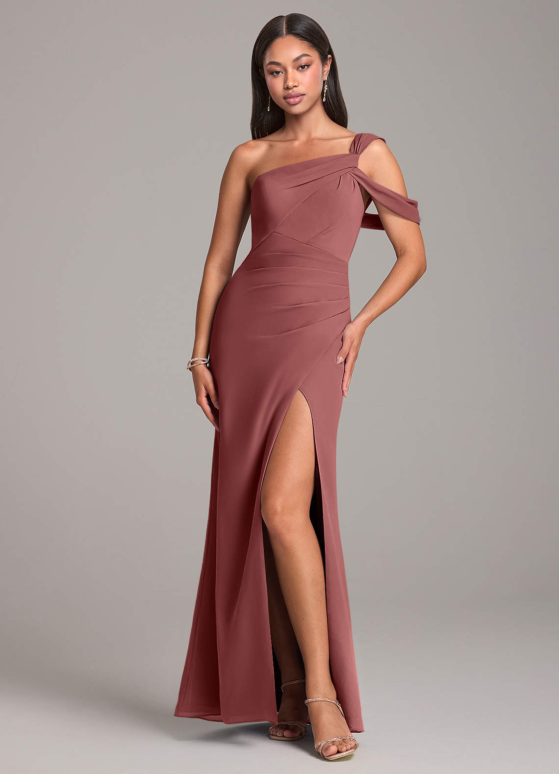 Azazie Wynter Robes de demoiselle d'honneur Robe Fourreau en Mousseline de soie Épaule décolletée Améthyste image1
