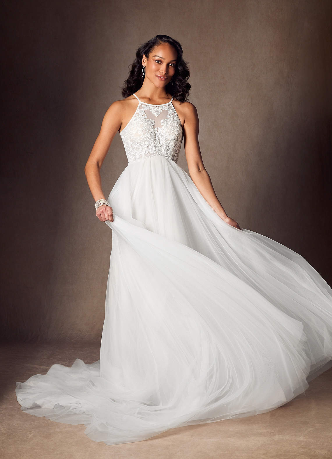 Azazie Odell Vestidos de novia Vestido de Diamante Blanco de Tul de Corte en A con Halter Lentejuelas image5