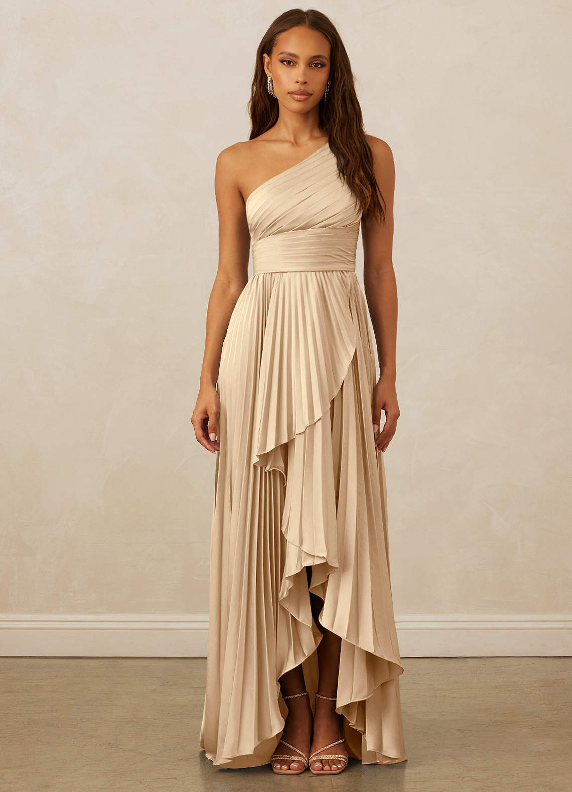 Christian Siriano Bridal for Azazie 1008 Robes de demoiselle d'honneur Robe Trapèze en Satin extensible Ue épaule Champagne image1
