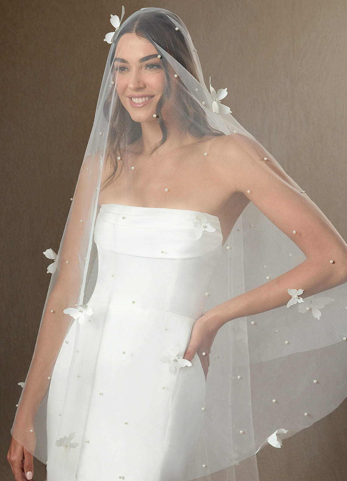 front Véu Blush Drapeado com Comprimento Catedral e Borboleta e Pérolas