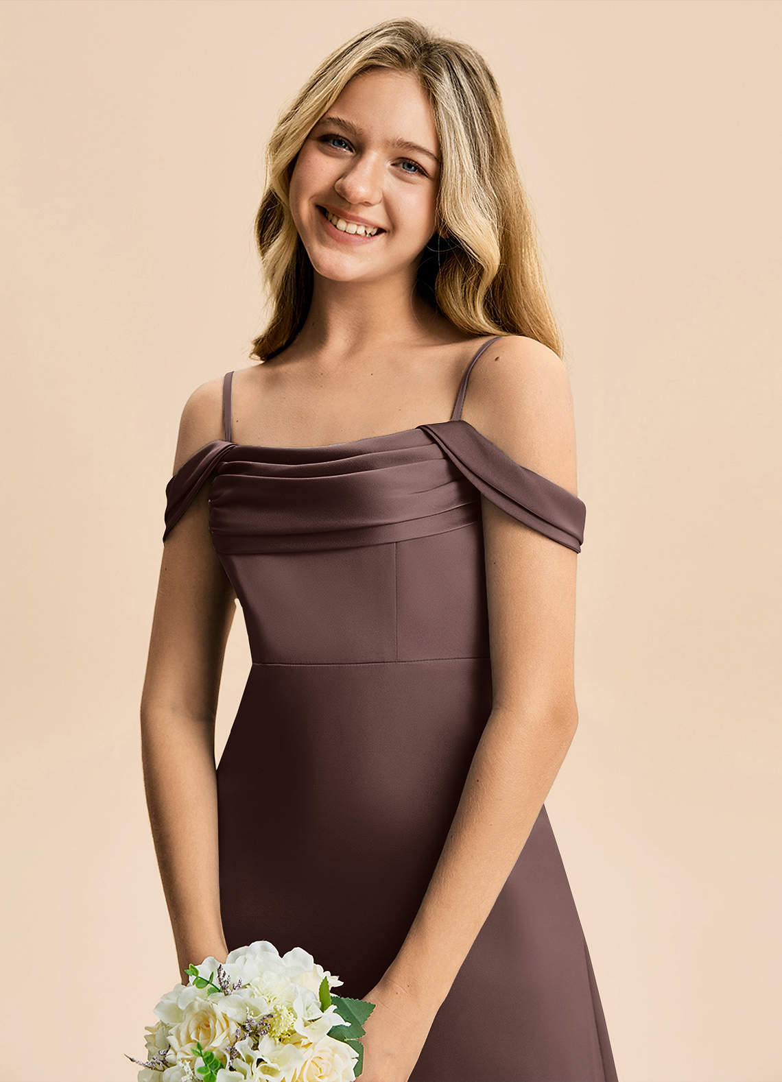 Azazie Lettie Junior Jurk van Stretch Satijn met A-Lijn Off-shoulder Ganache image4