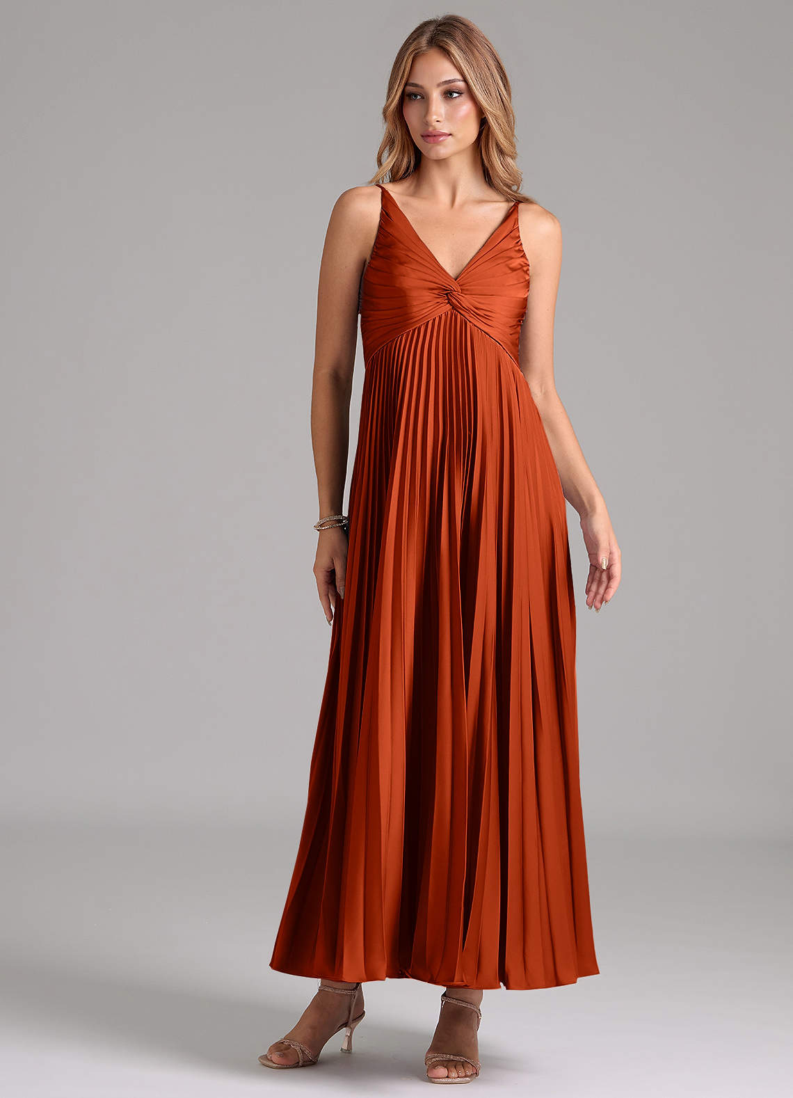 Azazie Raychelle Robes de demoiselle d'honneur Robe Trapèze en Satin extensible Plissée Paprika image1