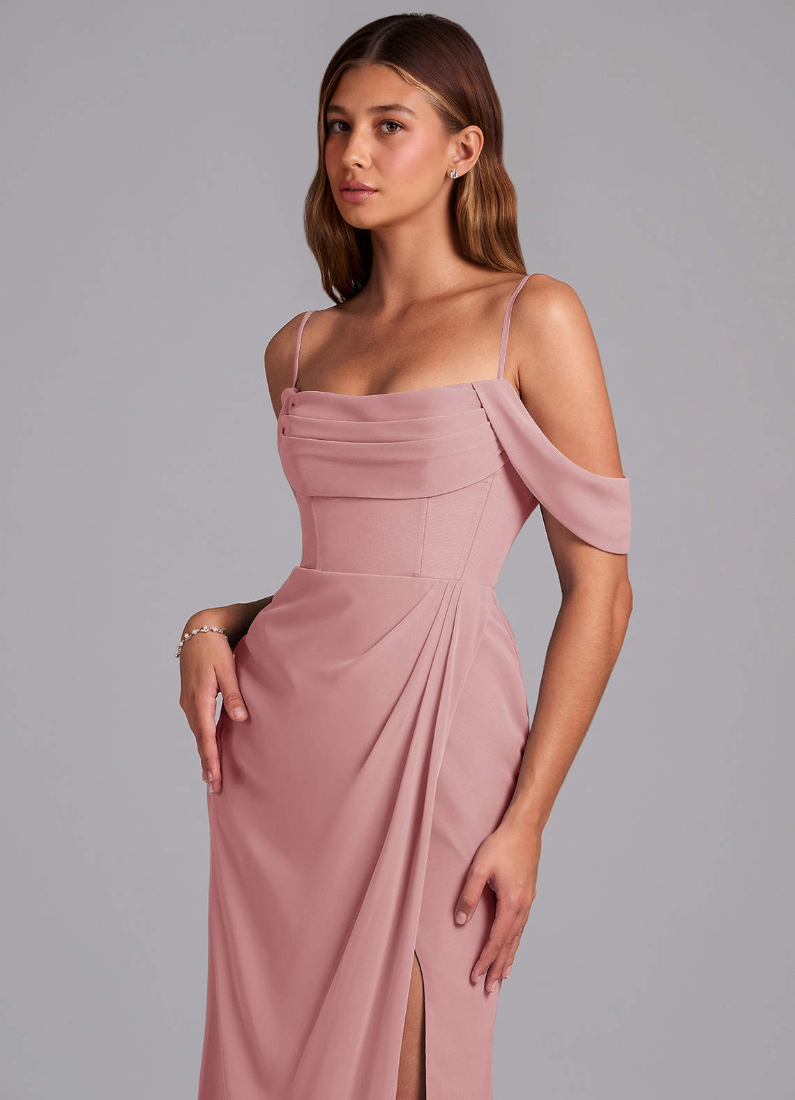 Azazie Johana Vestidos de damas de honor Vestido de Rosa Polvorienta de Gasa de Corte Sirena Convertible con Vestidos sin tirantes image4