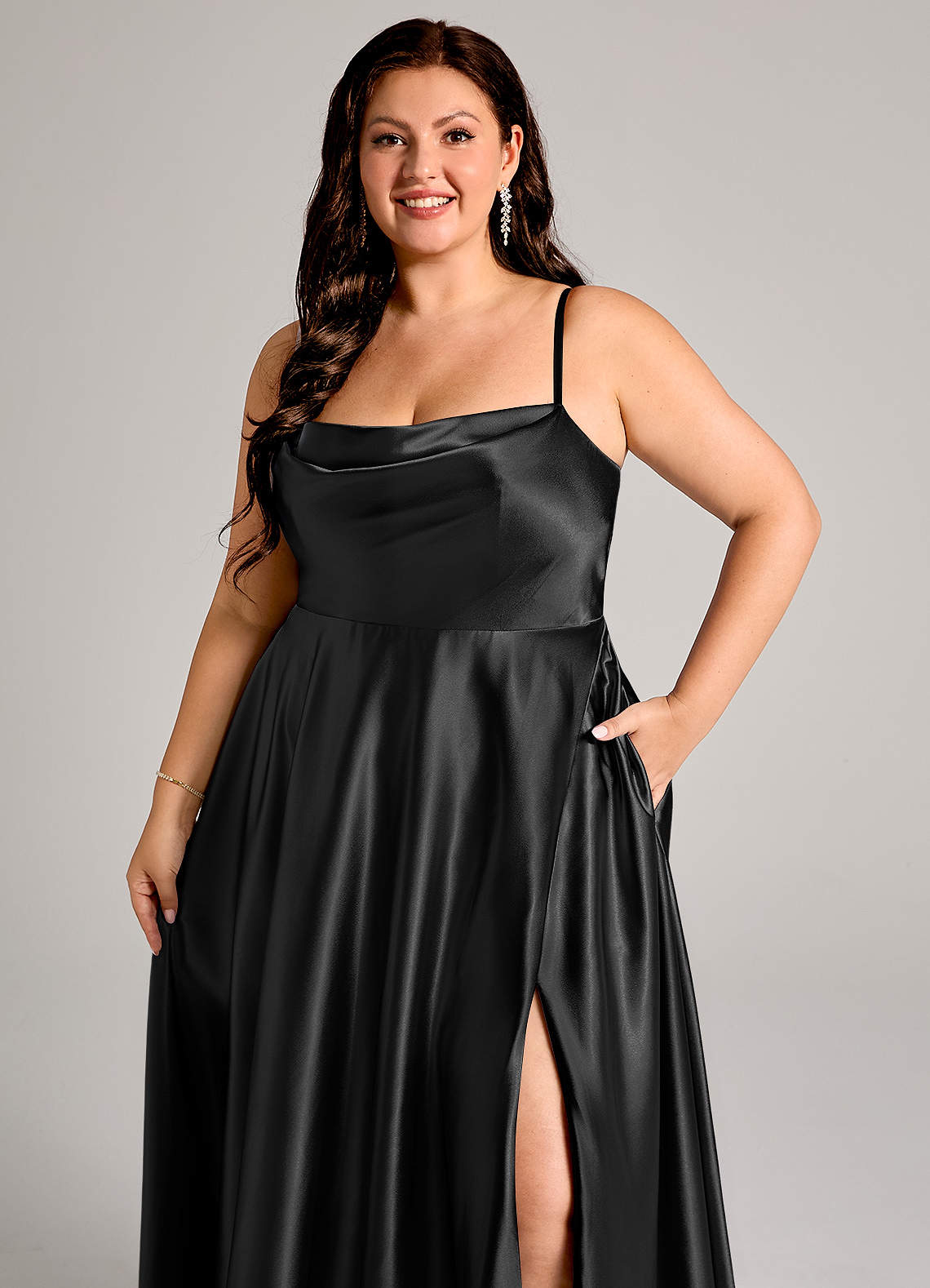 Azazie Elle Essayer des robes à la maison Robe Trapèze en Satiné métallisé avec poches Noir image11