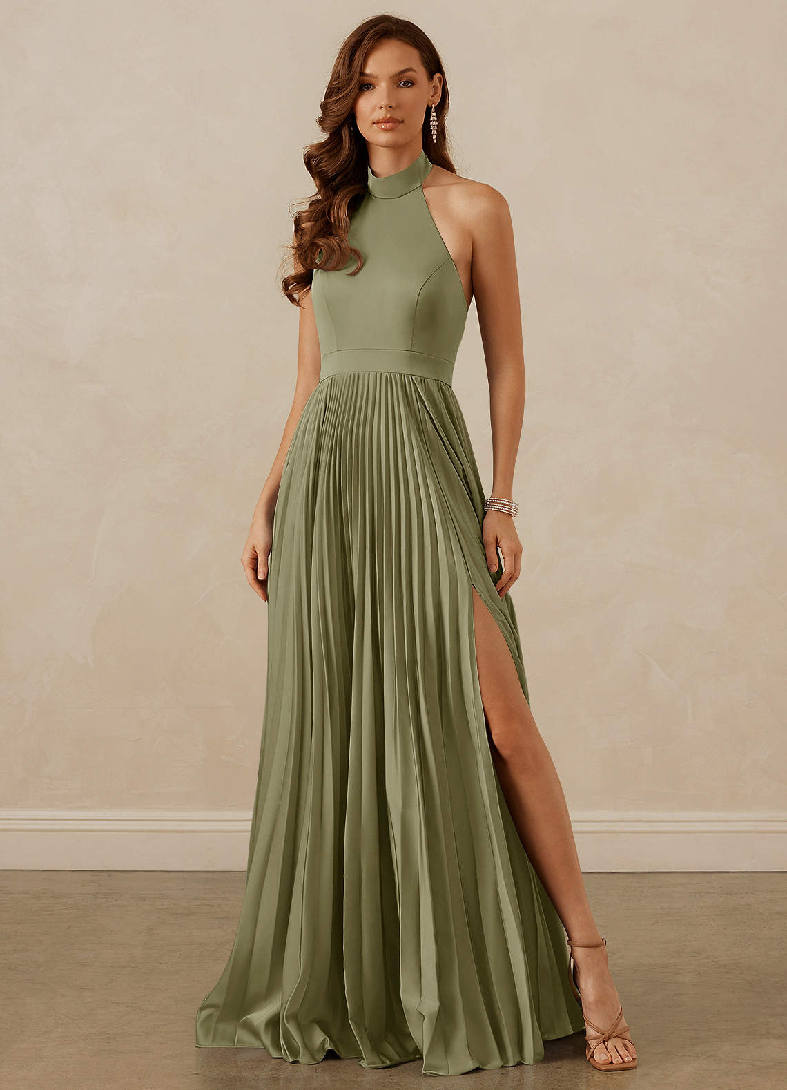 Christian Siriano Bridal for Azazie 1007 Robes de demoiselle d'honneur Robe Trapèze en Satin extensible Plissée Pistache image1