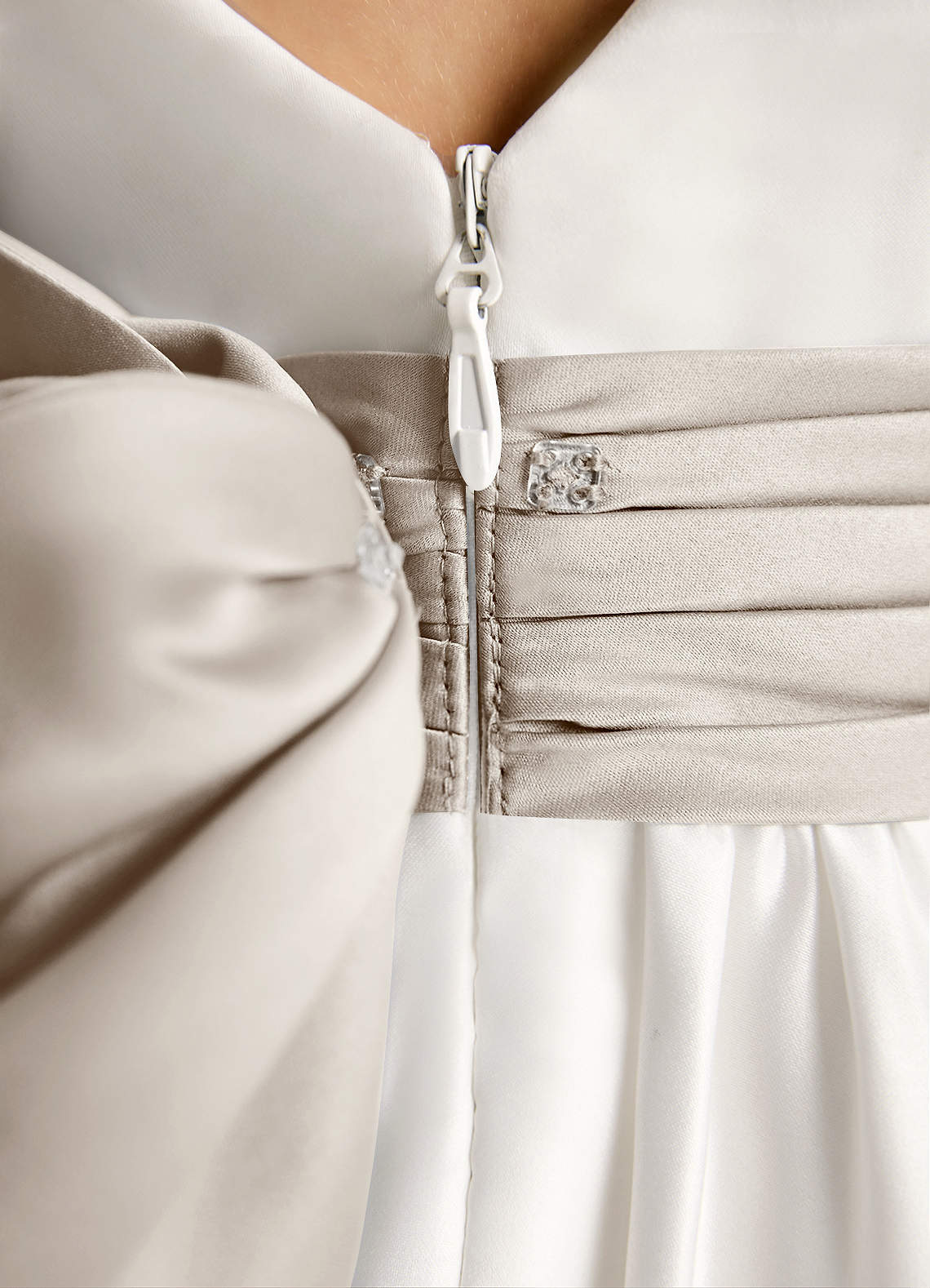 Azazie Sosie Robe Demoiselle D'honneur Fillette Robe Trapèze en Mat Satiné Plissée Ivoire Givre image5