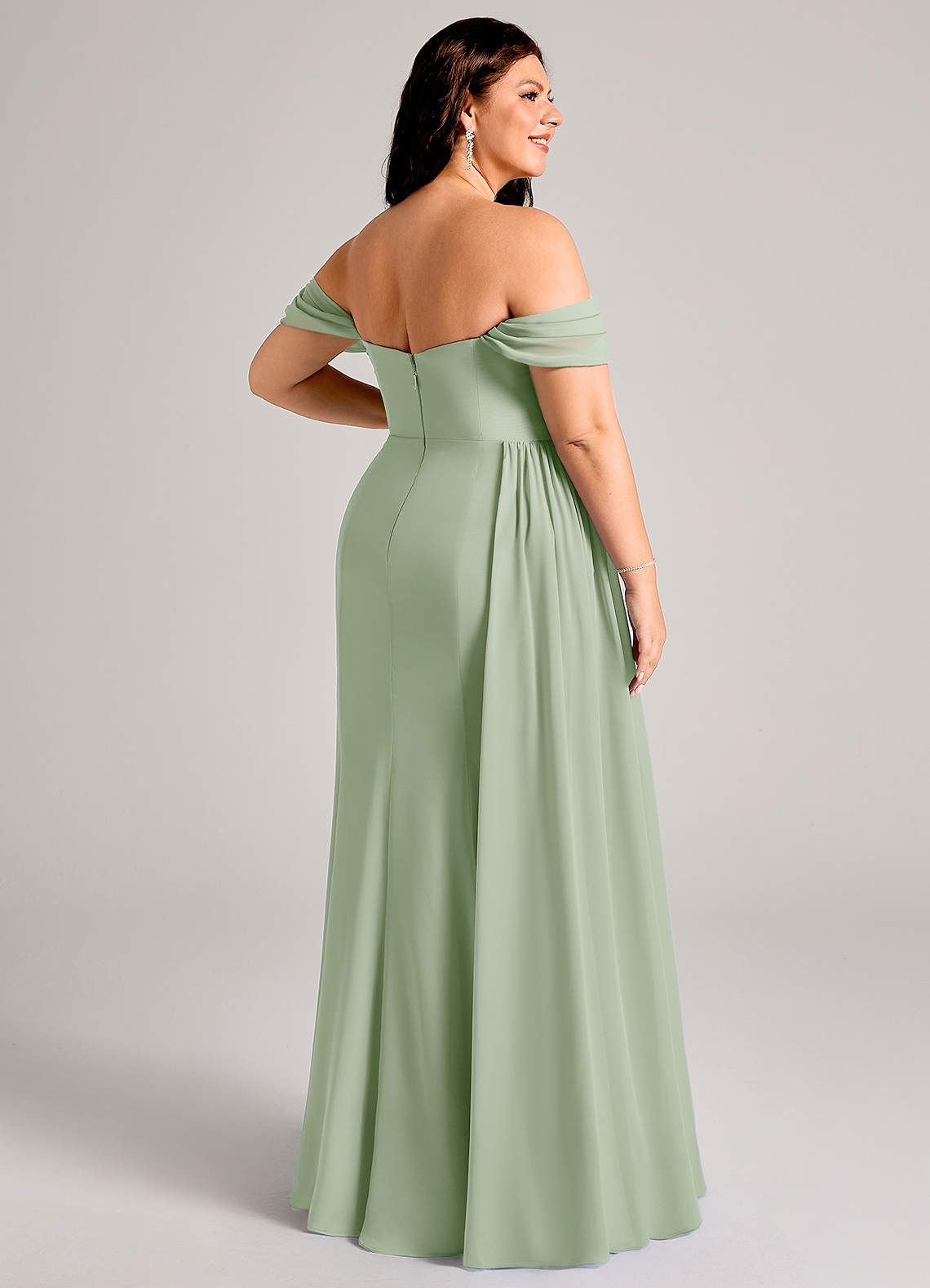 Azazie Amyra Robes de demoiselle d'honneur Robe Fourreau Convertible en Mousseline de soie Épaule décolletée Vert Sauge image13