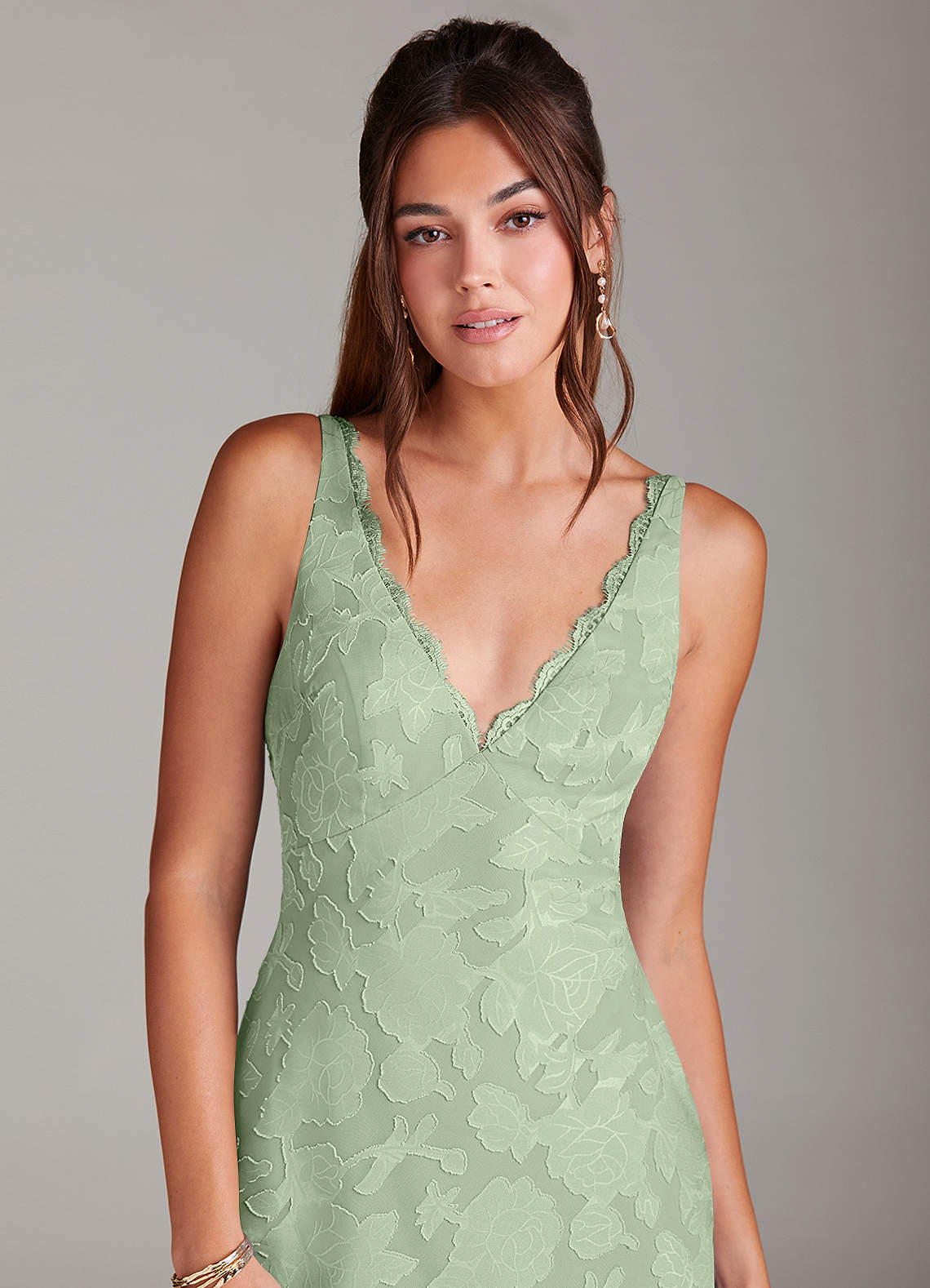 Azazie Tianna Robes de demoiselle d'honneur Robe Fourreau en Blumen-Burnout Dentelle Vert Sauge image5