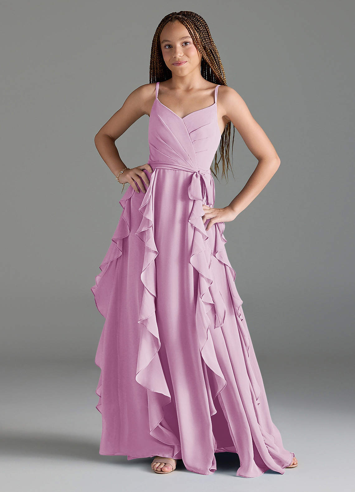 Azazie Peyton Junior Vestido de Rosa Caramelo de Gasa de Corte En A con Volantes en cascada Cuello en V image1