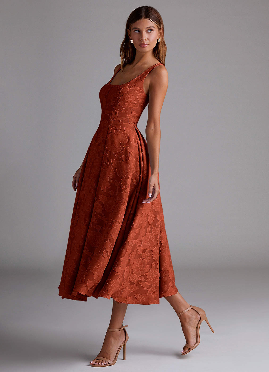 Azazie Amalie Robes de demoiselle d'honneur Robe Trapèze en Blumen-Burnout Plissée Auburn image3