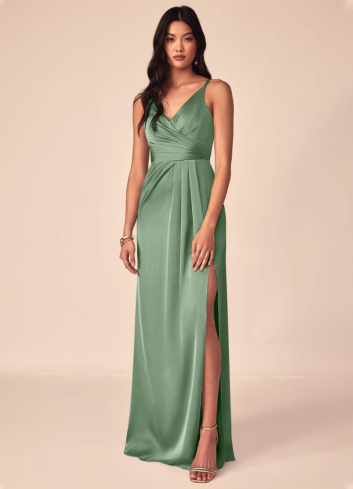 Azazie Aqua Vestidos de damas de honor Vestido de Matcha de Satén Elástico de Corte en A con Cuello en V plisado image1