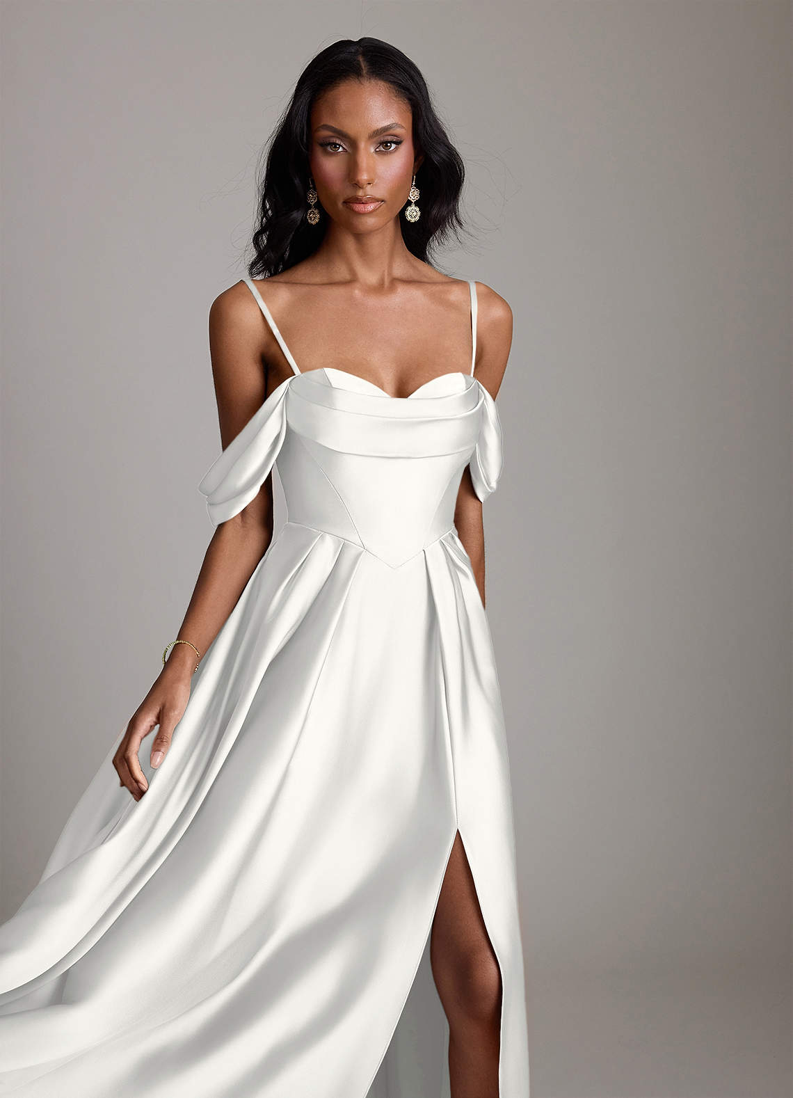 Azazie Loisa Abiti da Damigella Abito A-Line in Raso Elasticizzato a Spalla Scoperta Bianco image2