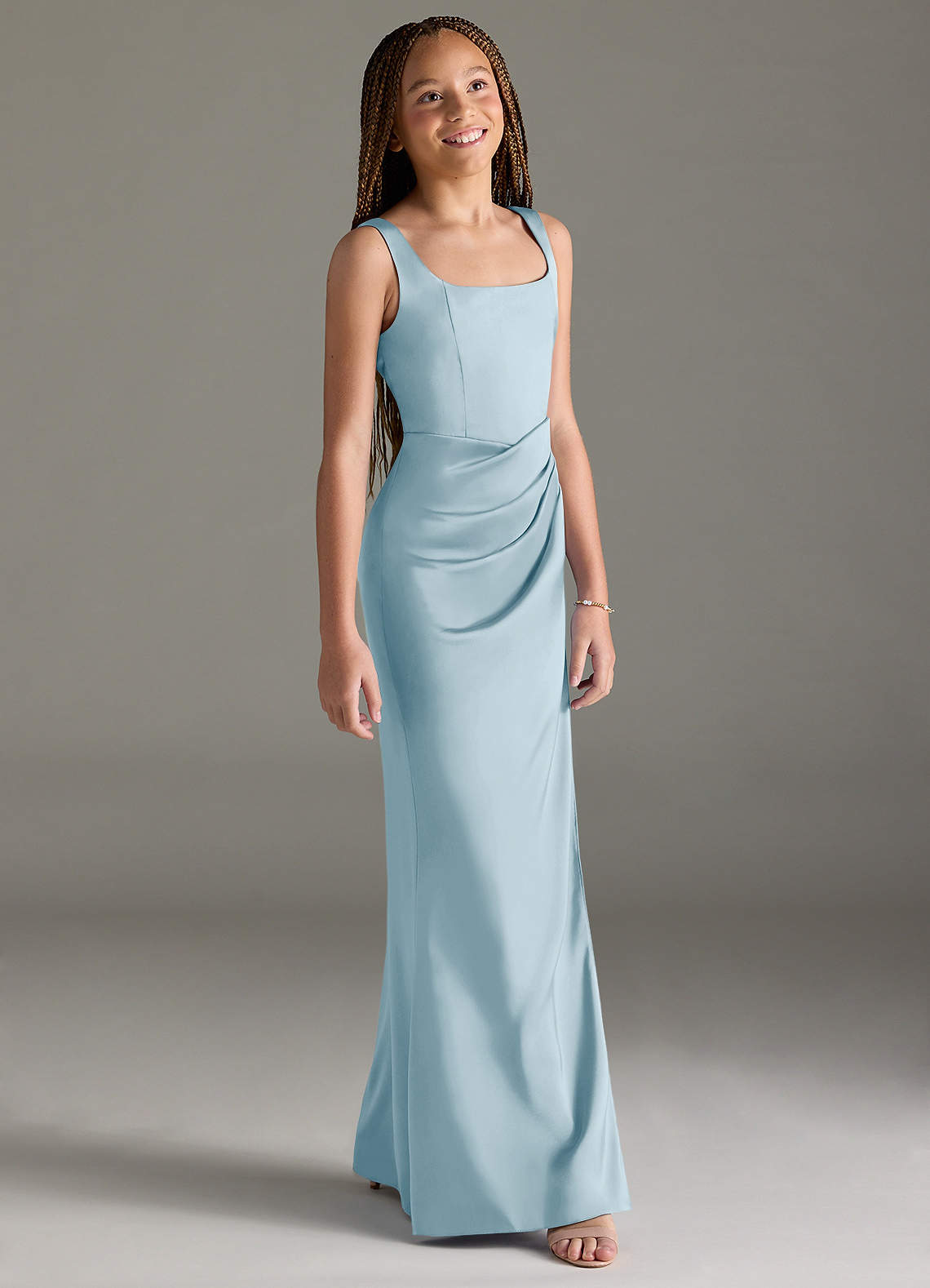Azazie Mero Junior Vestido de Azul Cielo de Satén Elástico de Corte Sirena con Plisado image2