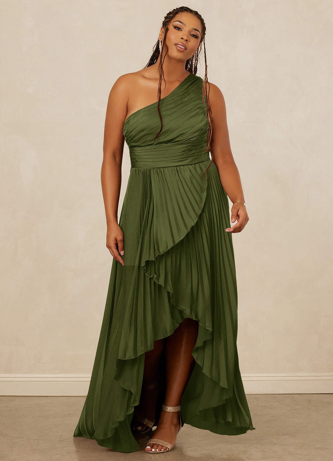 Christian Siriano Bridal for Azazie 1008 Robes de demoiselle d'honneur Robe Trapèze en Satin extensible Ue épaule Olive image1