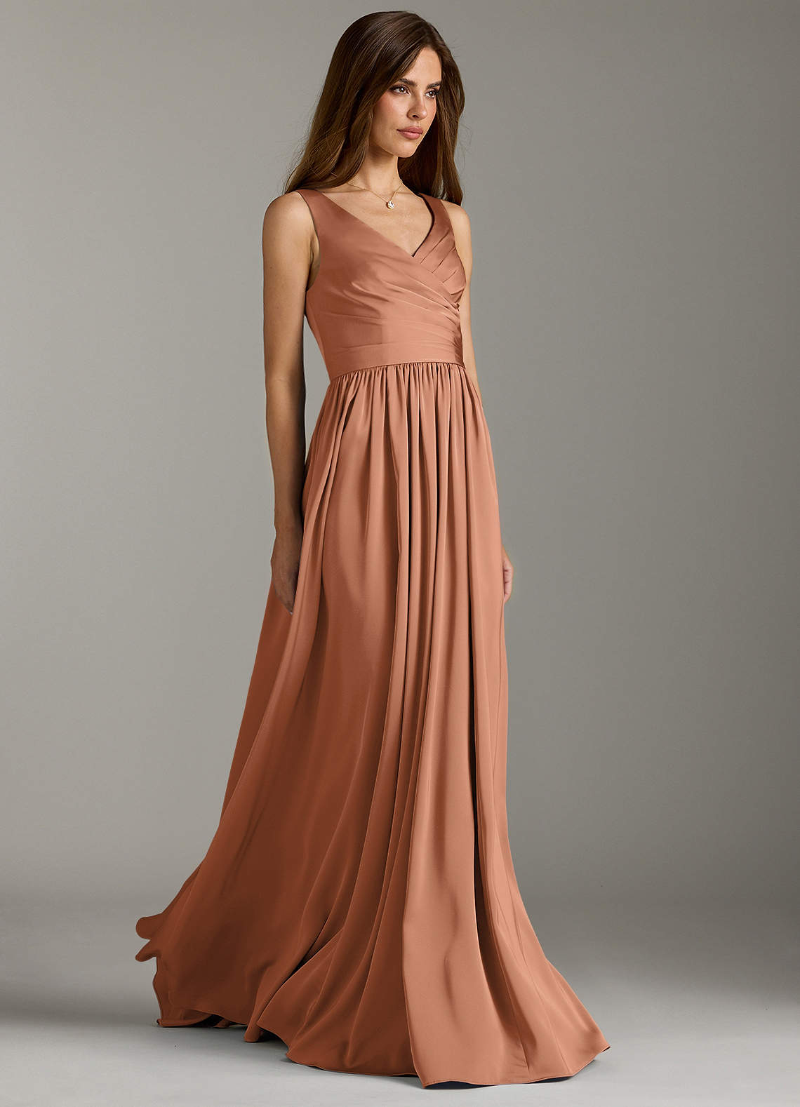 Azazie Keyla Robes de demoiselle d'honneur Robe Trapèze en Satin extensible Plissée Bronze image1
