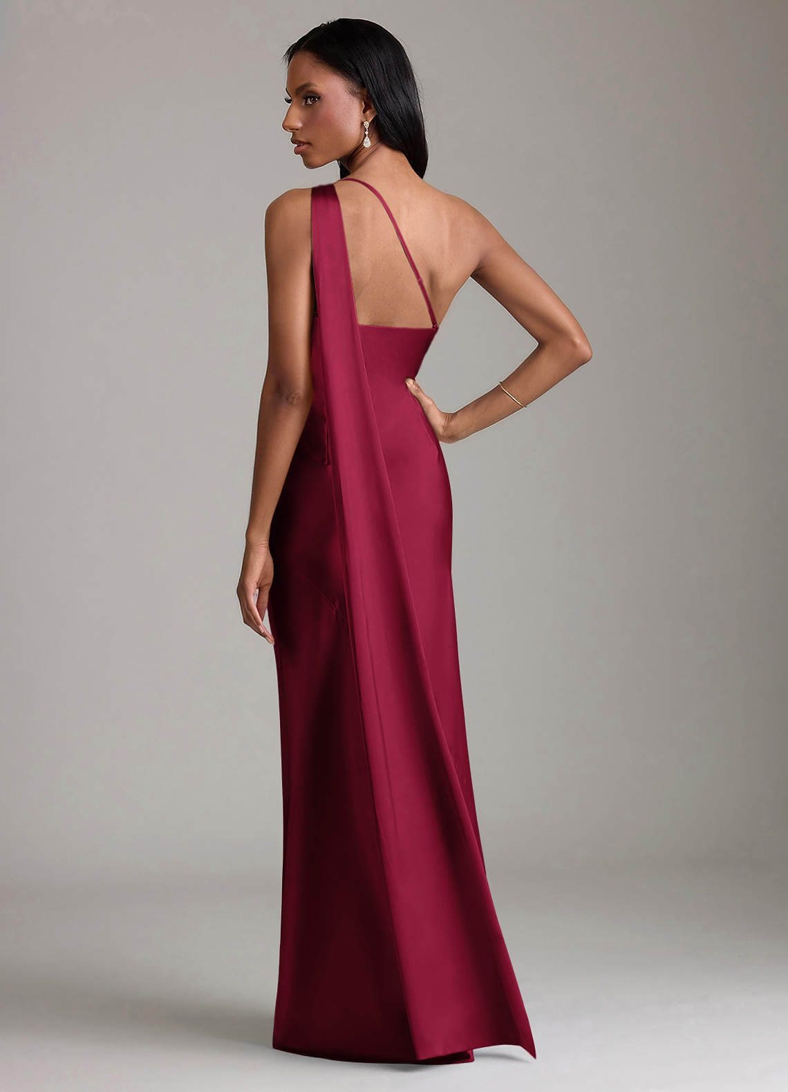 Azazie Juniper Vestidos de damas de honor Vestido de Borgoña de Satén Elástico de Corte Sirena con Hombro unilateral image5