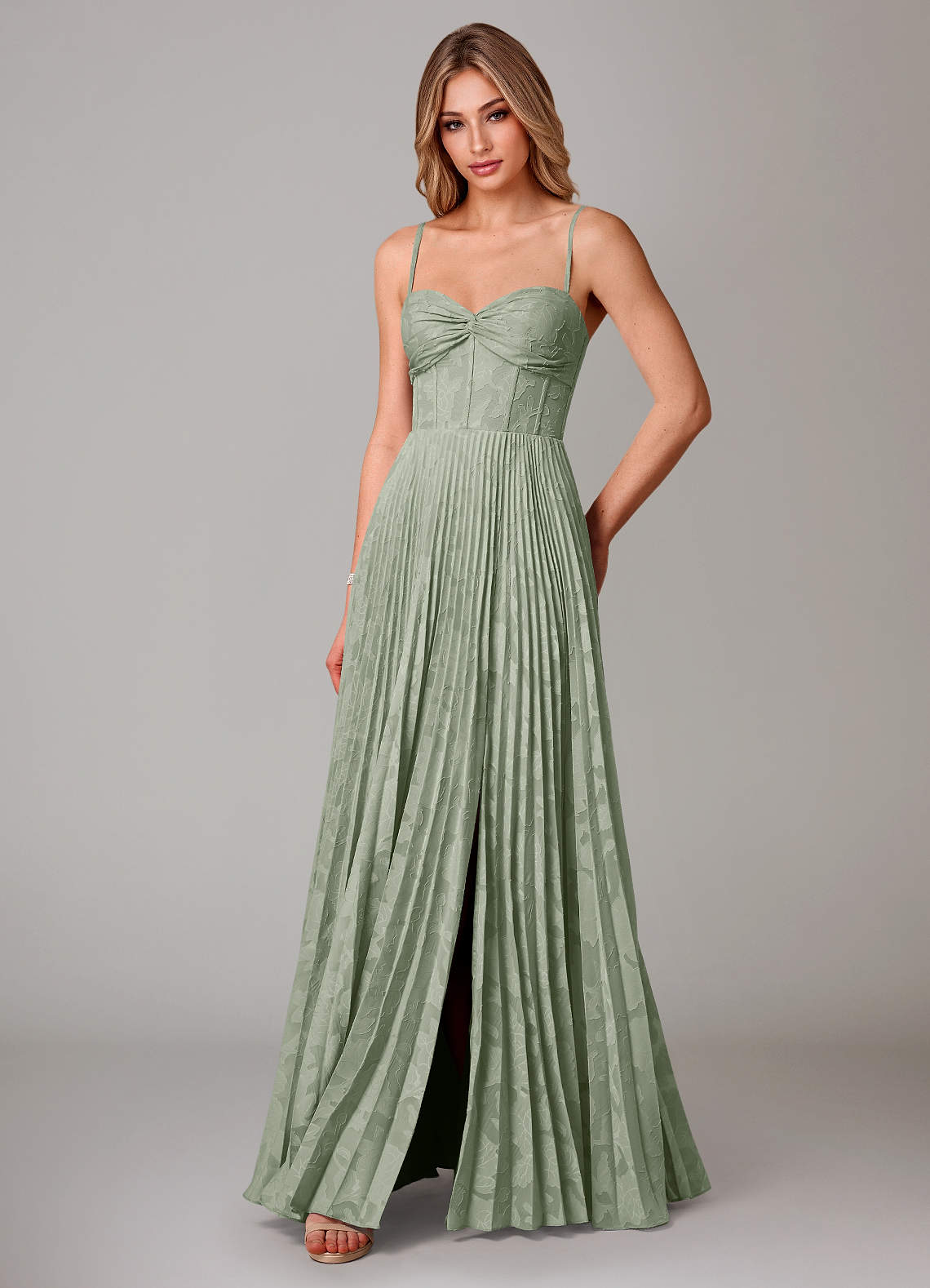 Azazie Akiko Brautjungfernkleider A-Linie Herzausschnitt Blumen-Burnout Kleid Agave image3