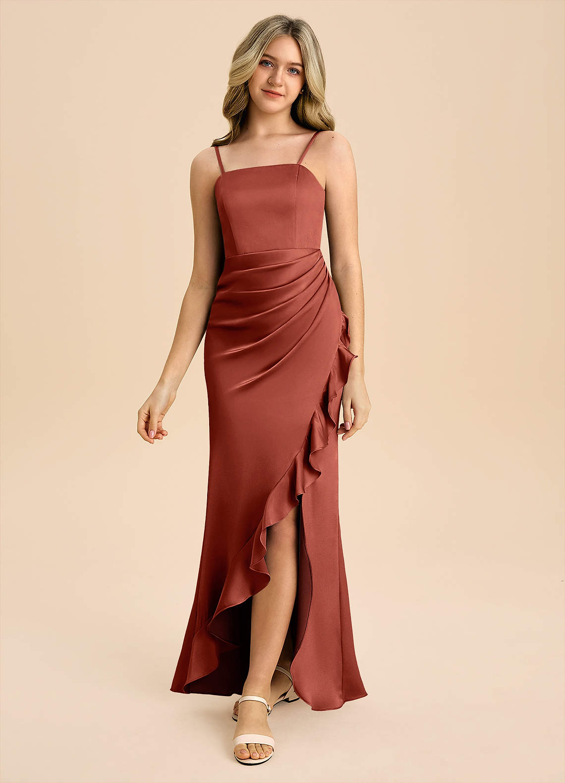 Azazie Buzzy Junior Robe Fourreau en Satin extensible Plissée Terracotta image4