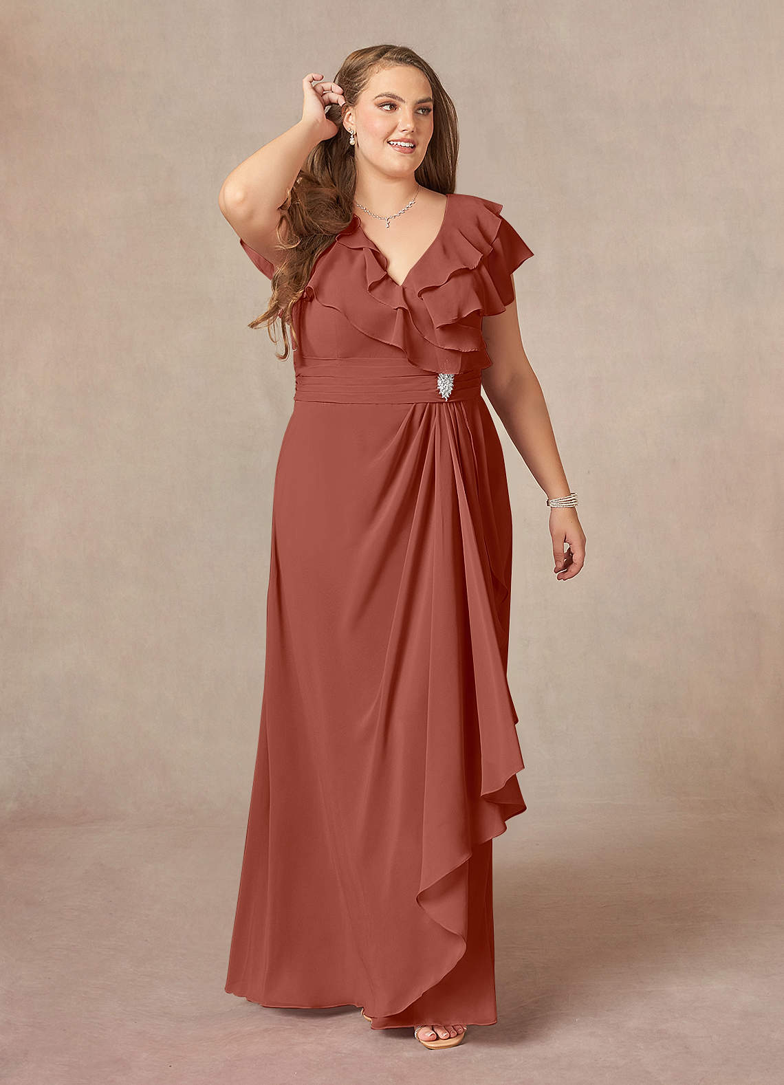 Azazie Snapdragon Mère de la mariée Robes Robe Trapèze en Mousseline de soie Col en V froncé Auburn image1