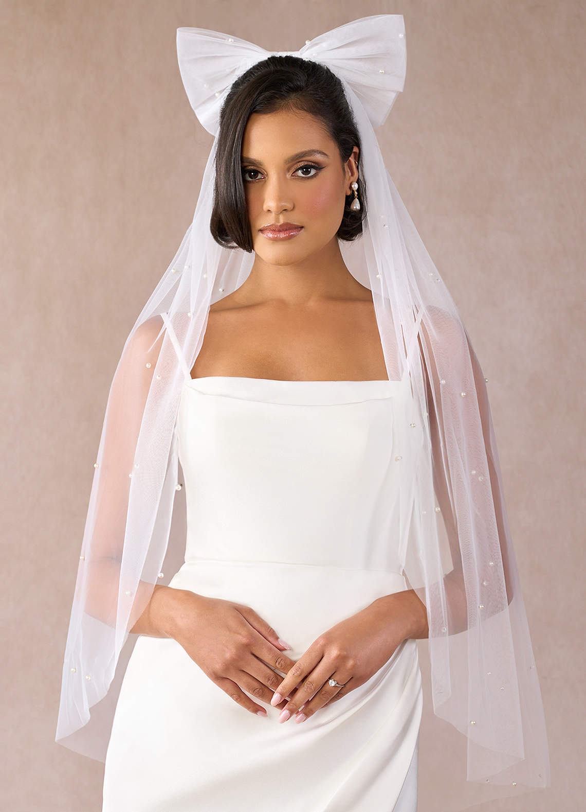 front Scattered Pearl And Bow Fingertip Veil
