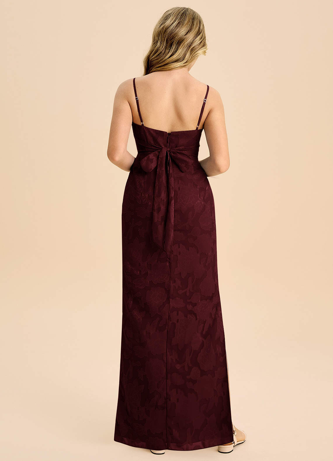 Azazie Mai Junior Etui Plissee Blumen-Burnout Kleid Cabernetrot image1