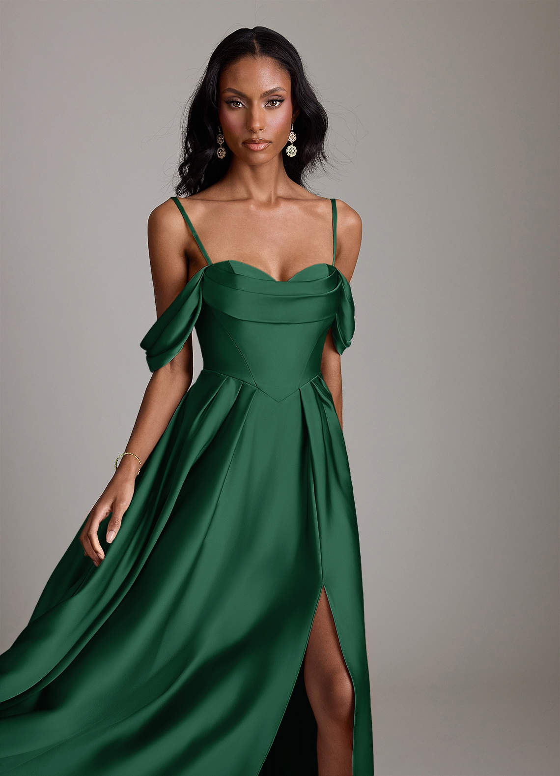 Azazie Loisa Vestidos de madrinha de casamento Vestido Verde Escuro de Cetim elástico de Linha A com Fora do ombro image2