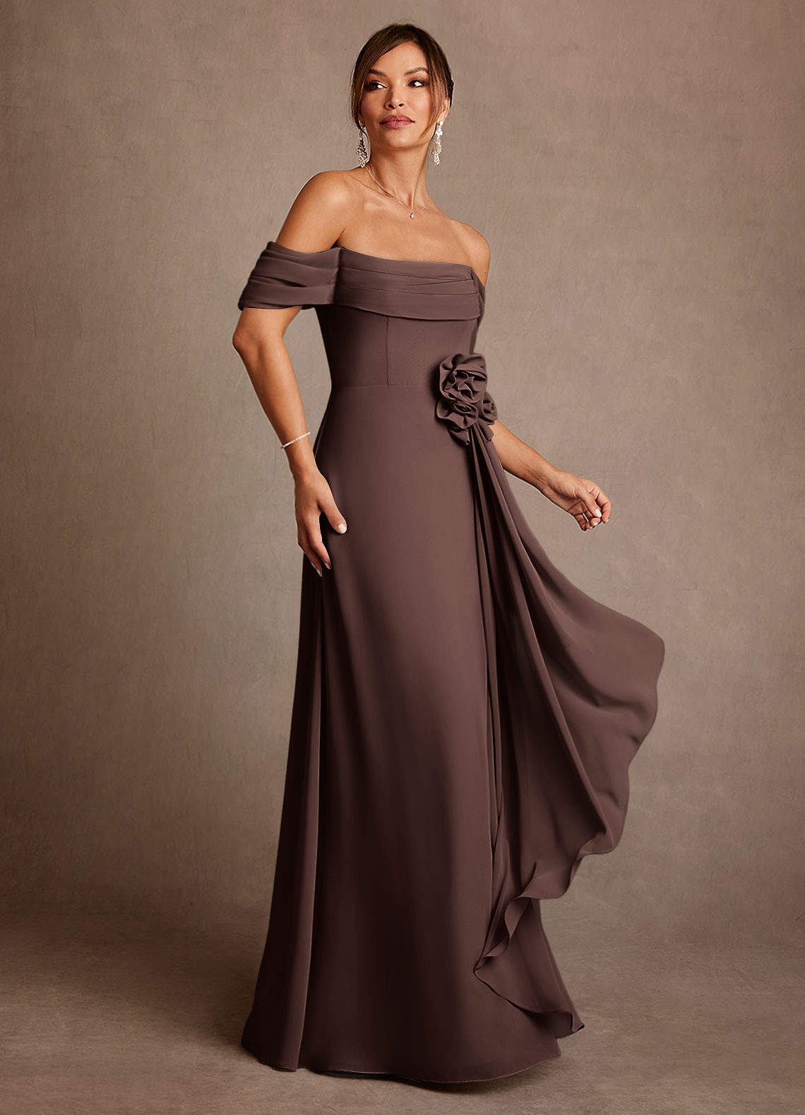Azazie Amherst Mère de la mariée Robes Robe Trapèze en Mousseline de soie Épaule décolletée Ganache image1