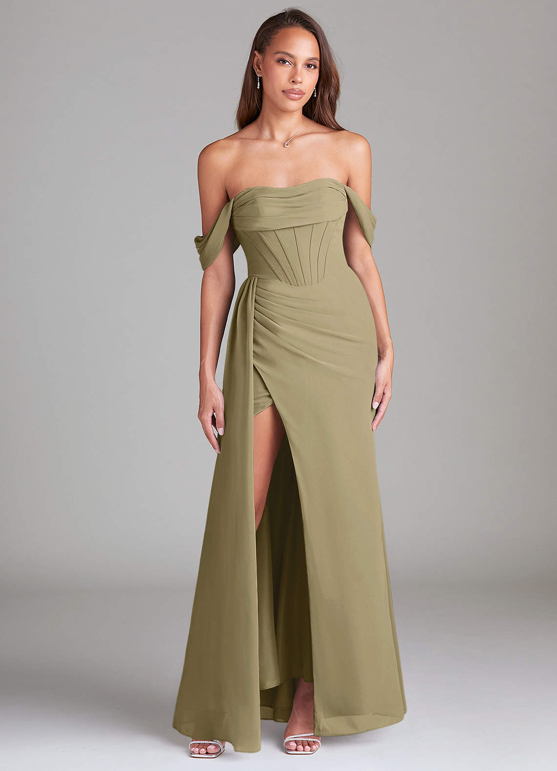 Azazie Amyra Abiti da Damigella Abito Convertibile Tubino in Chiffon a Spalla Scoperta Verde Muschio image1