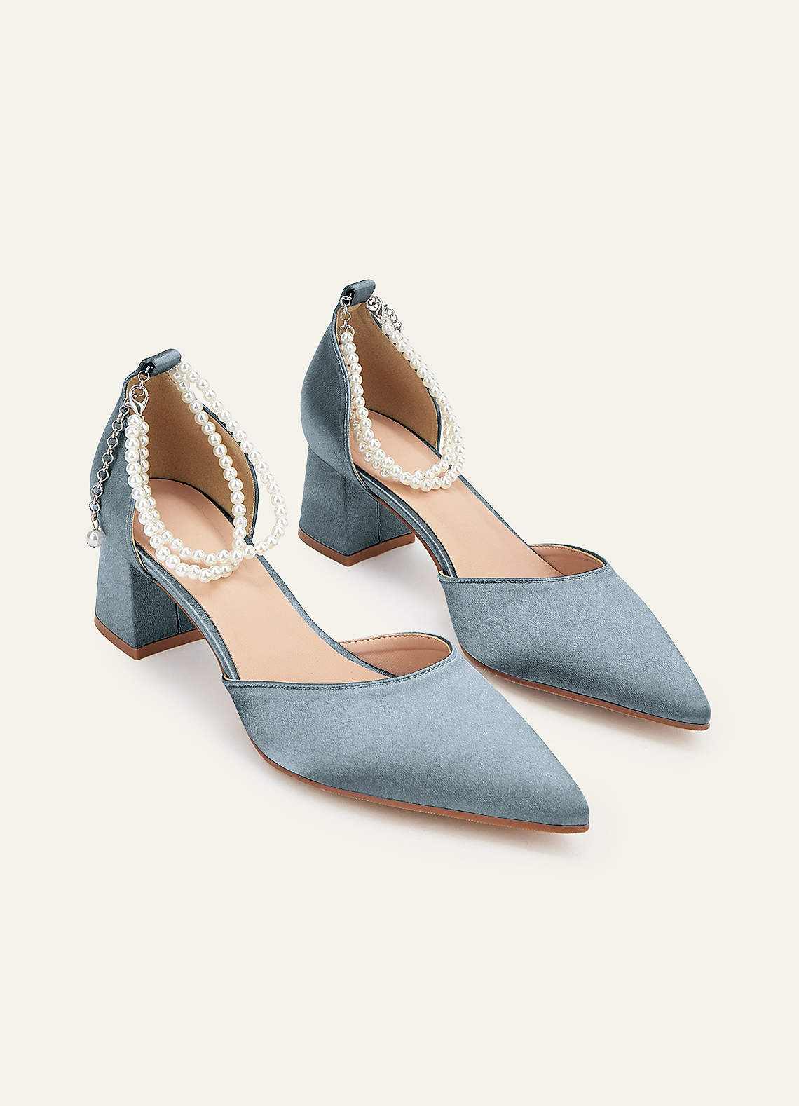 front Sapatos de salto bloco com bico fino e tira de pérolas em cetim metálico na mesma cor
