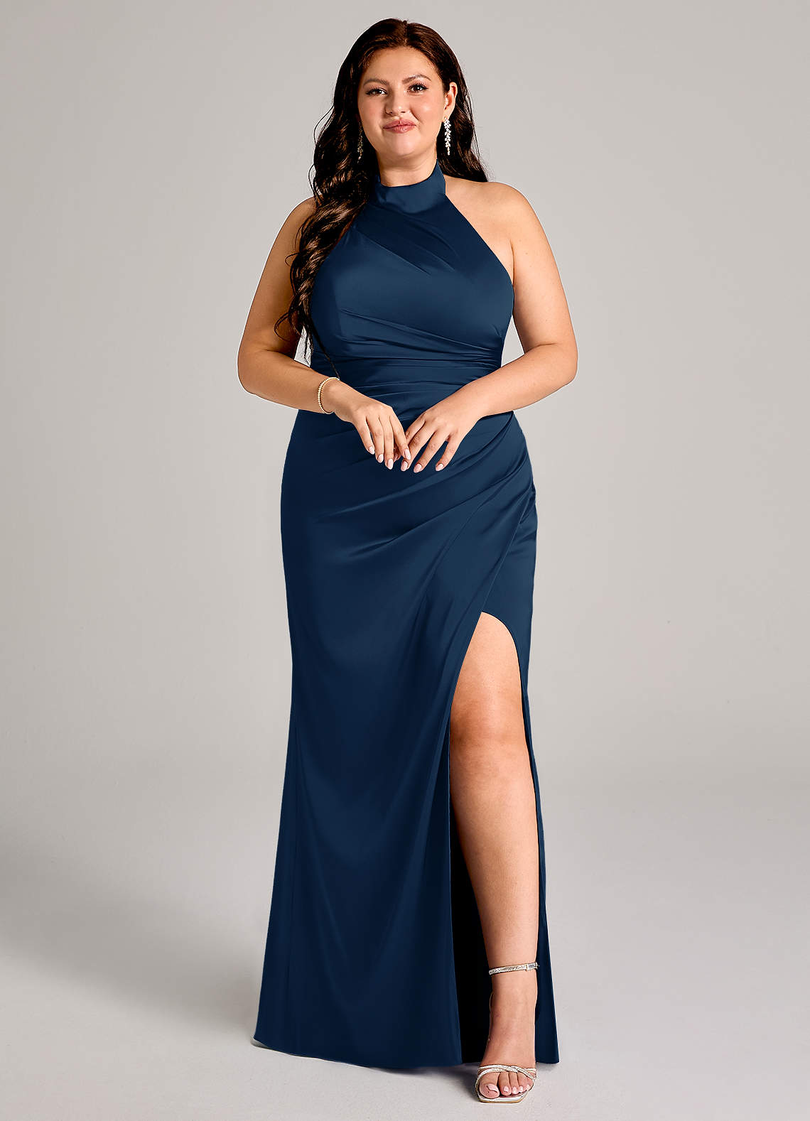 Azazie Jemma Robes de demoiselle d'honneur Robe Fourreau en Satin extensible Plissée Bleu Marine Foncé image1