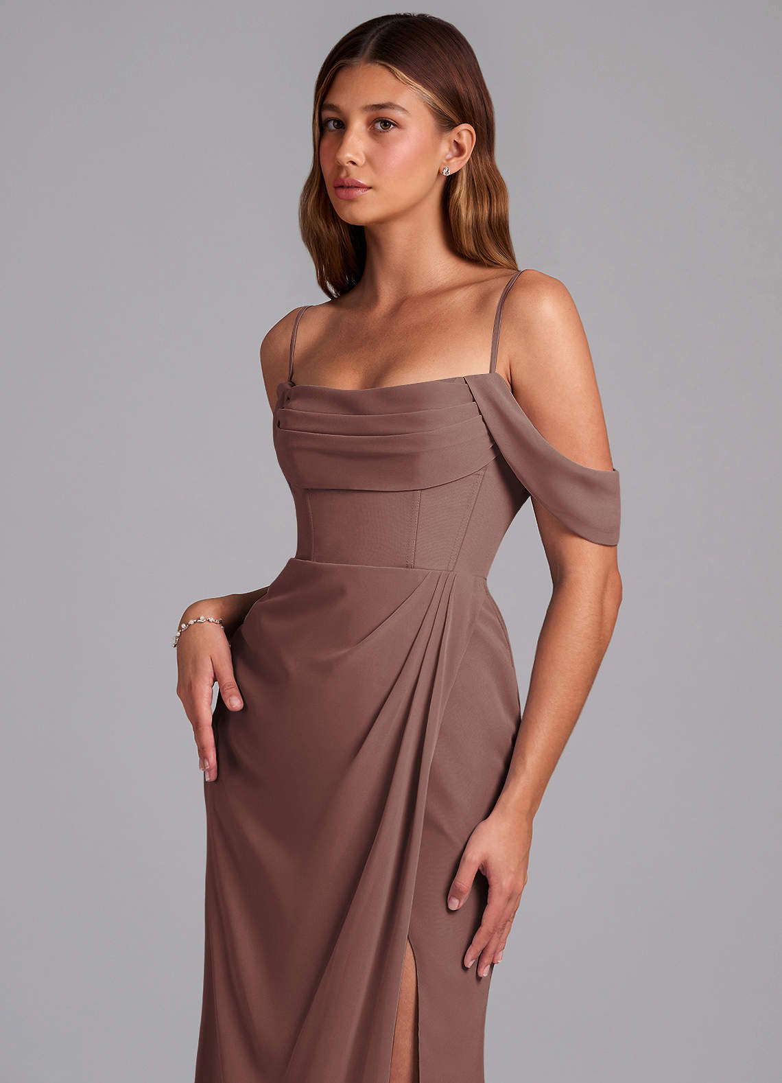 Azazie Johana Jurken voor bruidsmeisjes Converteerbaar Jurk van Chiffon met Zeemeermin Off the Shoulder Espresso image4