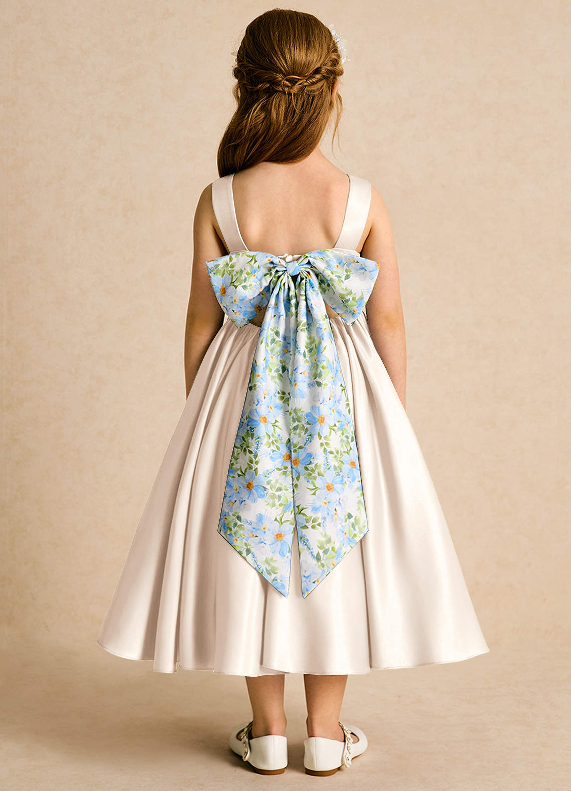 Azazie Doodlebug Blumenmädchenkleider A-Linie Schleifen Matte Satin Kleid Alabaster Weiß image1
